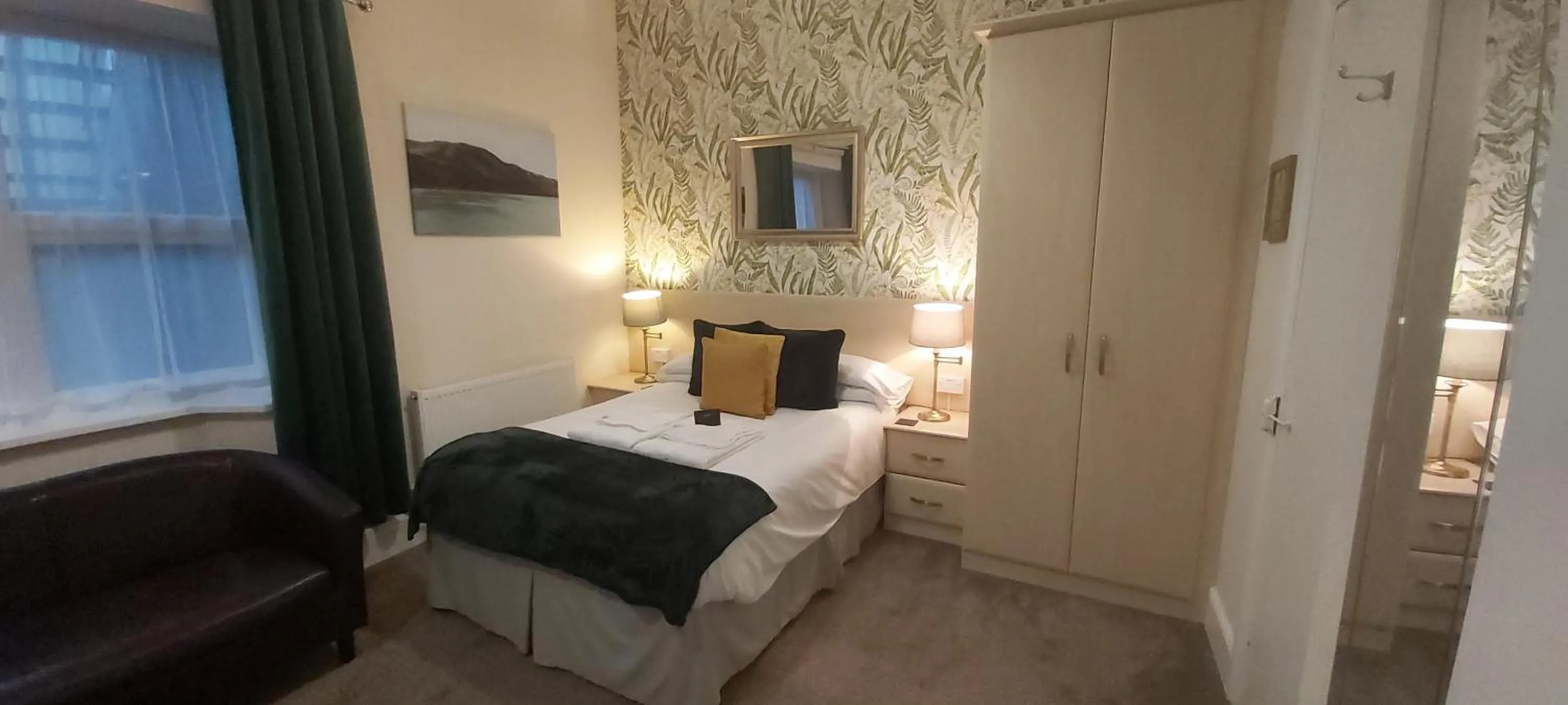 Bedroom, Bed in Hen Dy