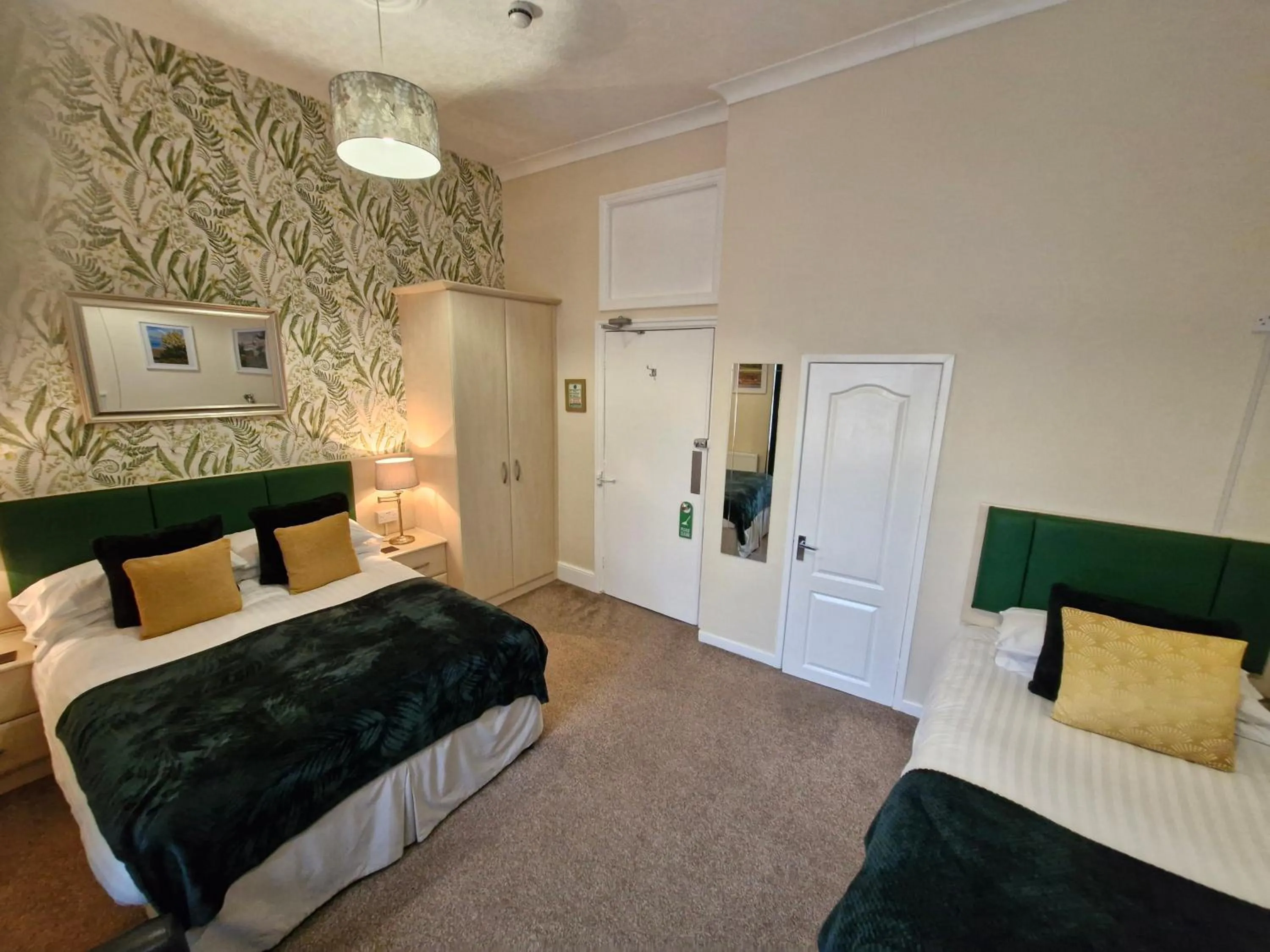 Bedroom, Bed in Hen Dy