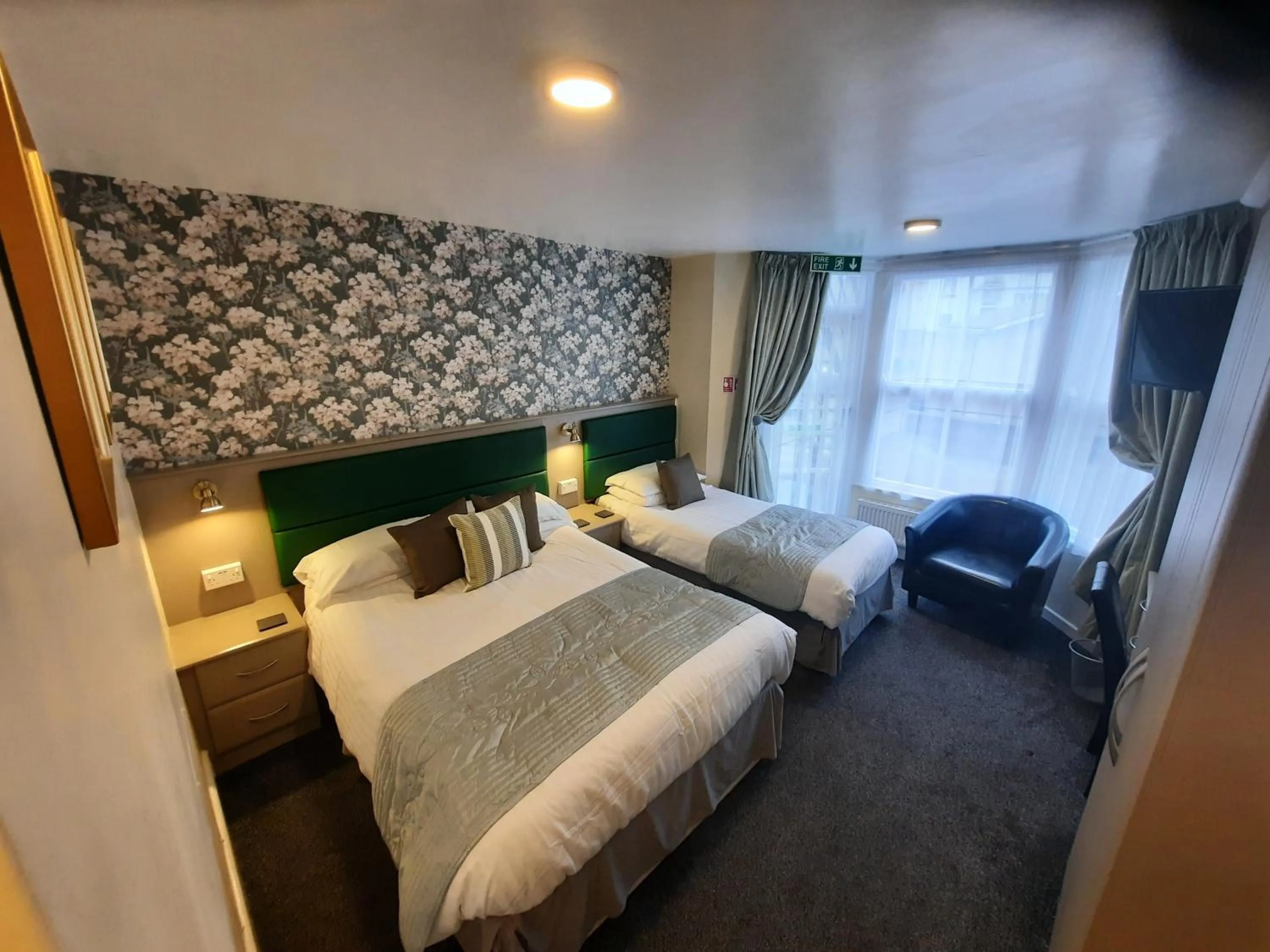 Bedroom, Bed in Hen Dy