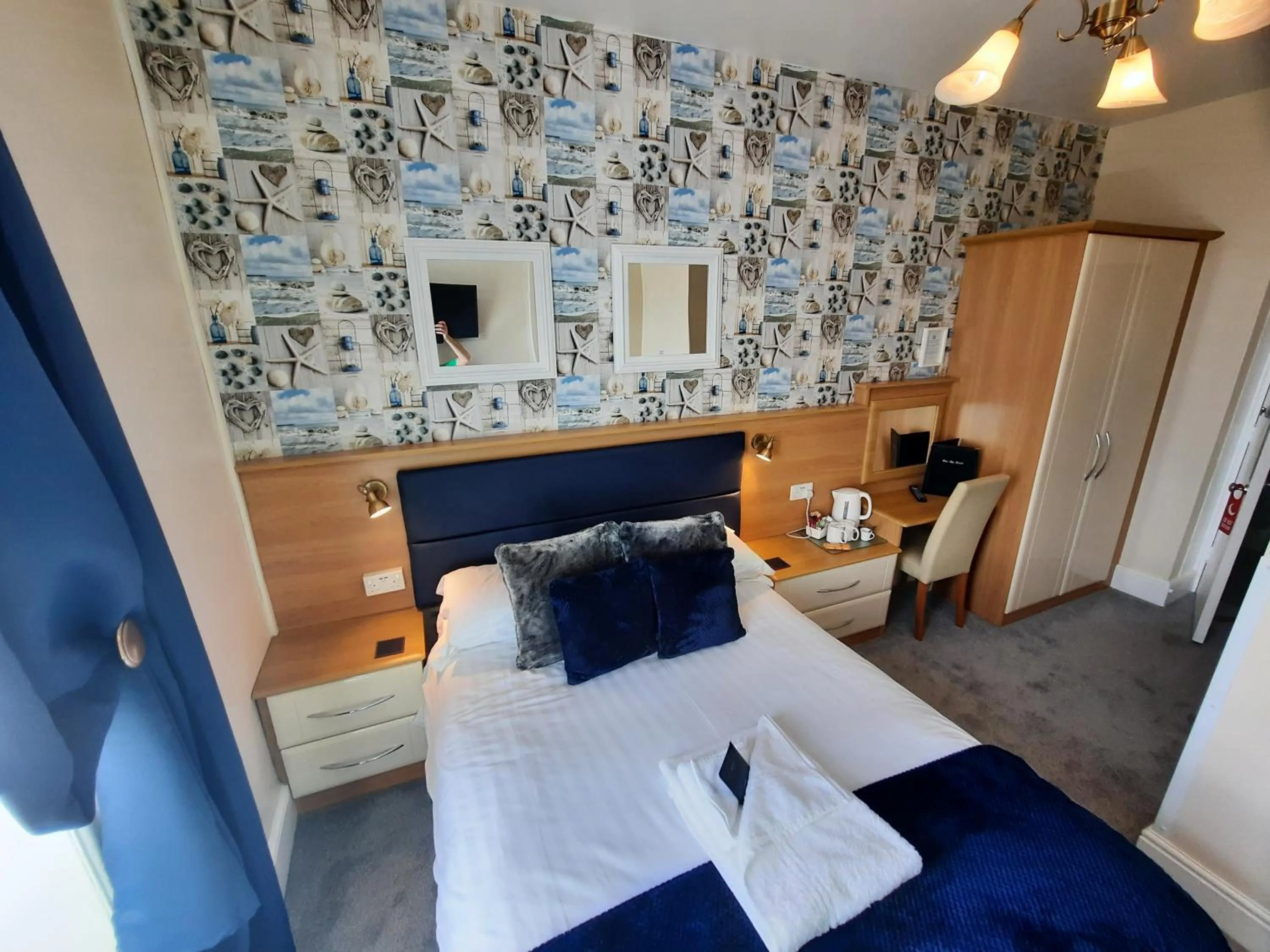 Bedroom, Bed in Hen Dy