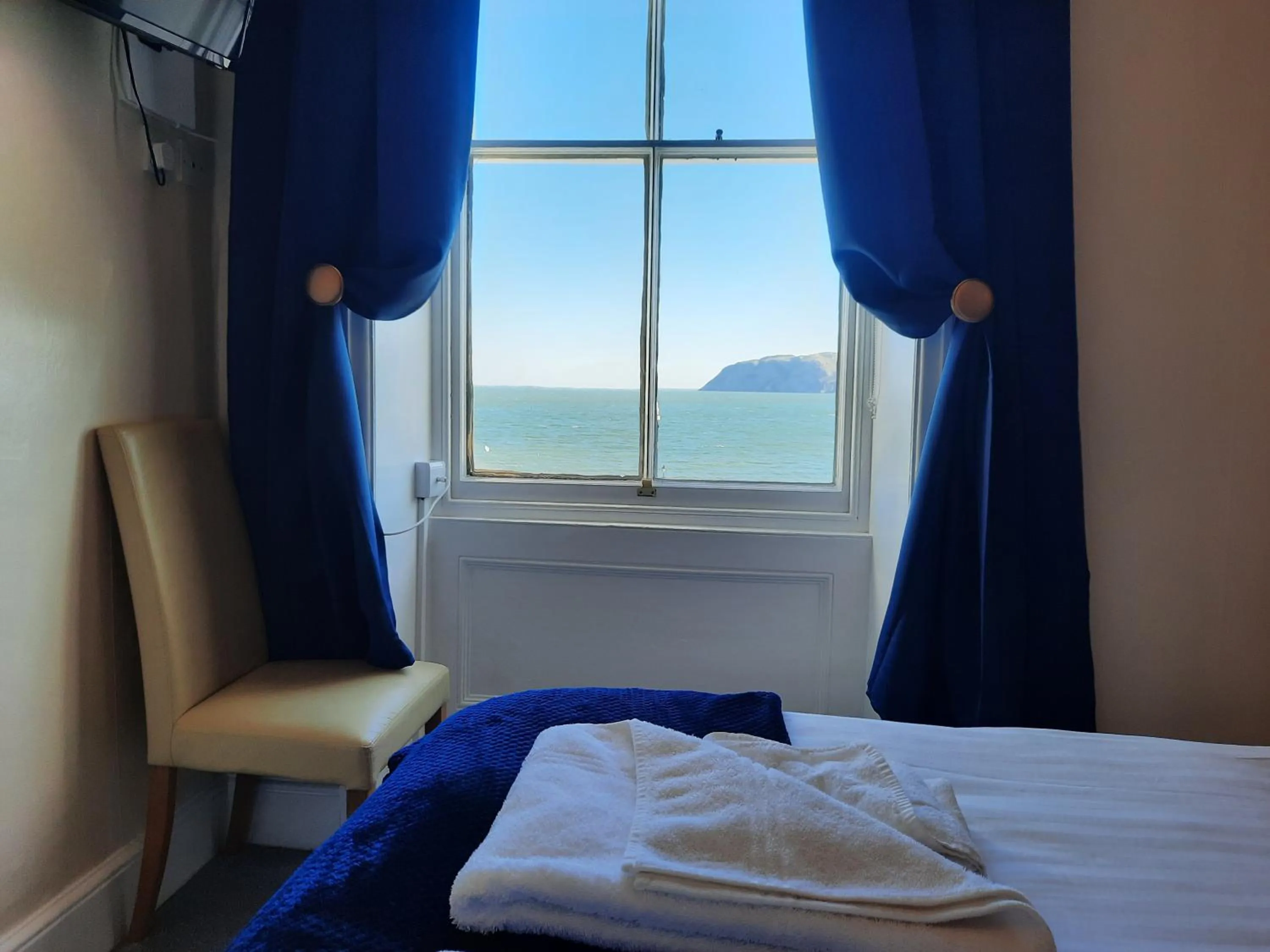 Bedroom, Bed in Hen Dy