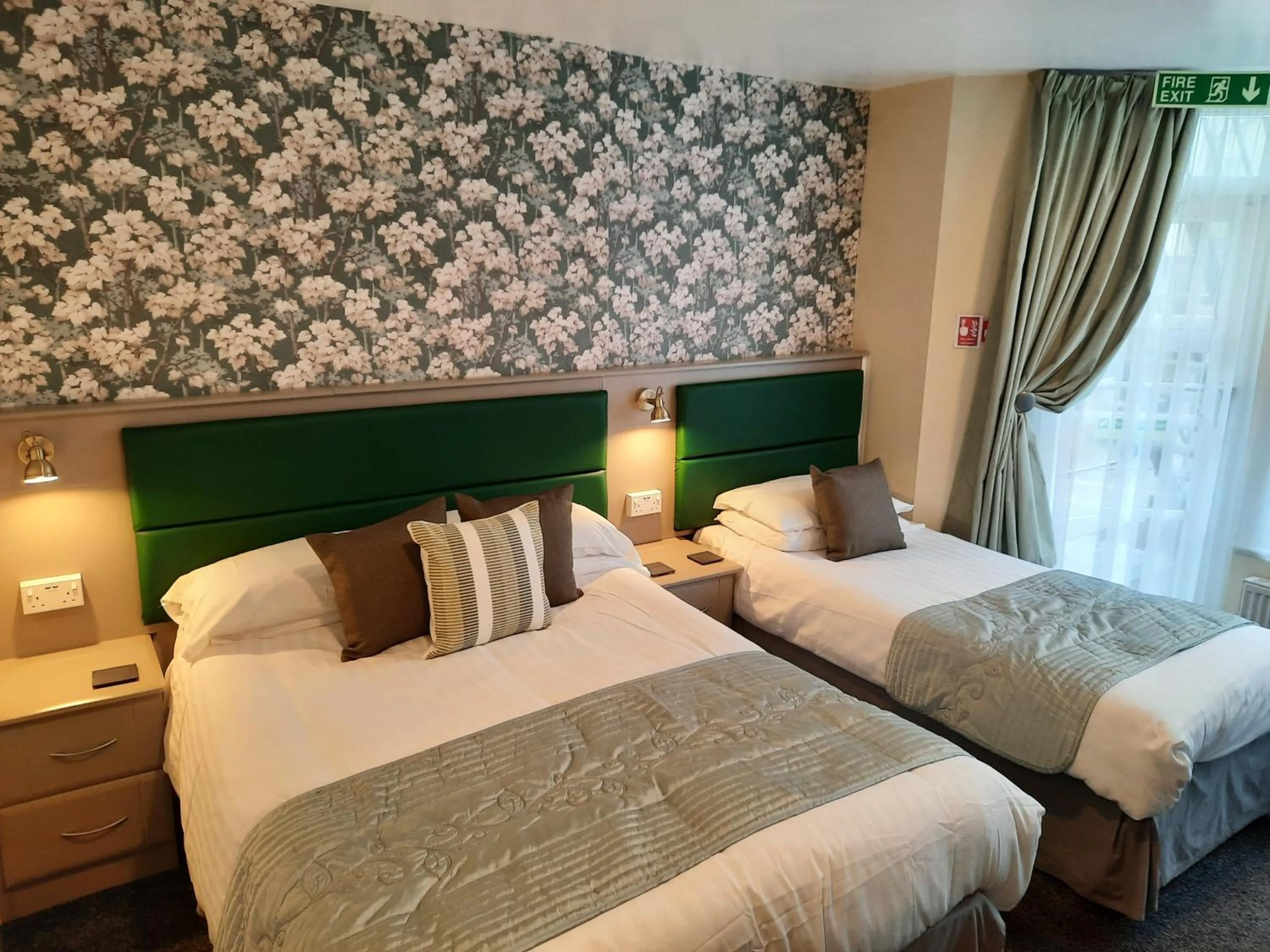 Bedroom, Bed in Hen Dy