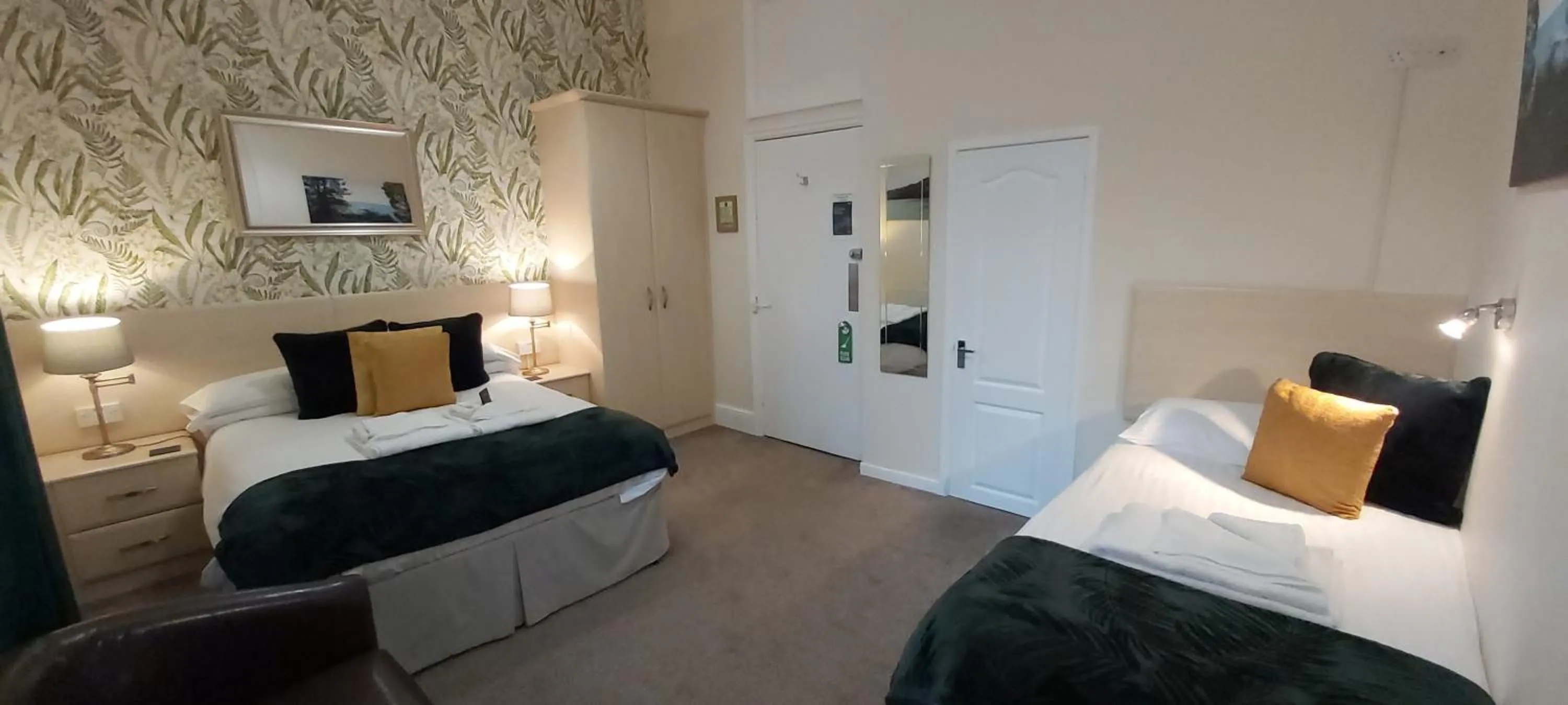 Bedroom, Bed in Hen Dy