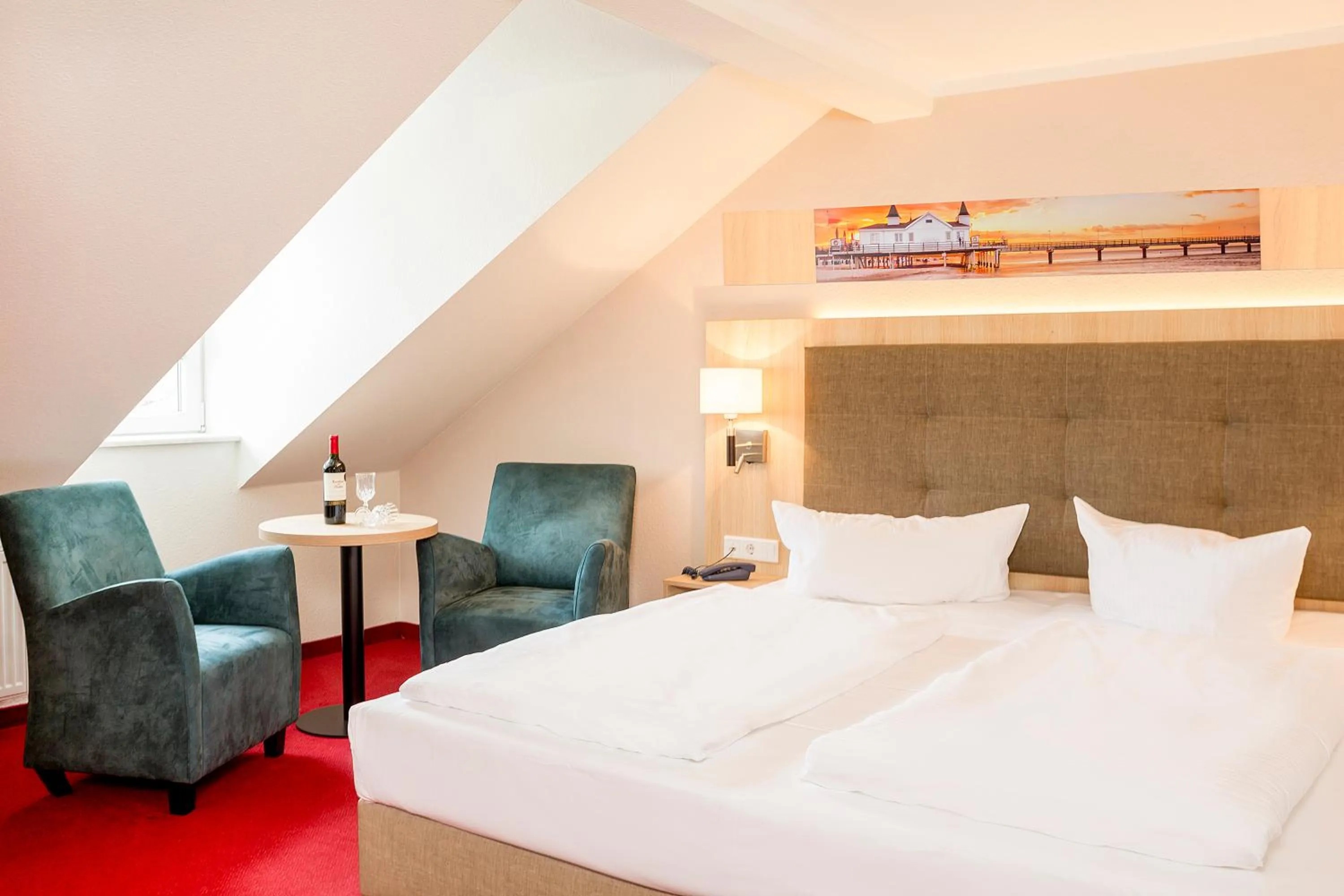 Seating area, Bed in Hotel Garni Sonne