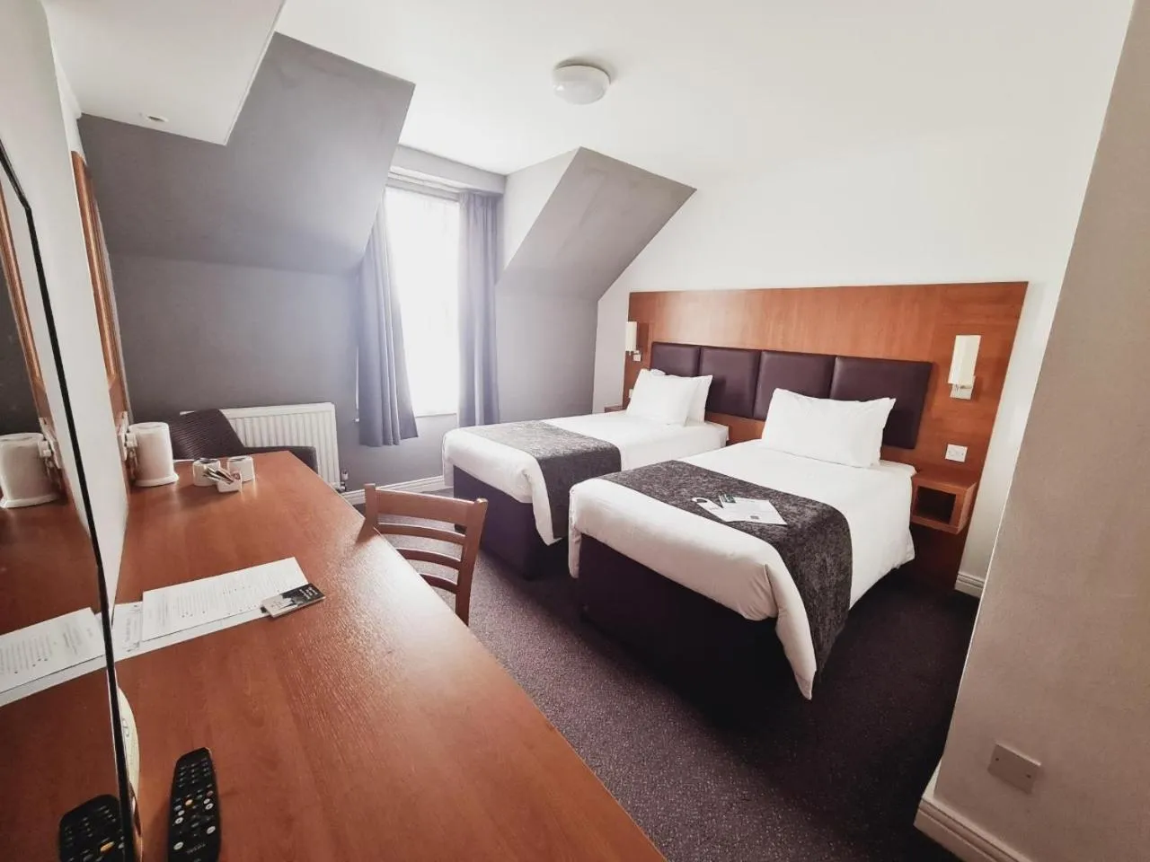 Bedroom, Bed in Cross Keys by Chef & Brewer Collection