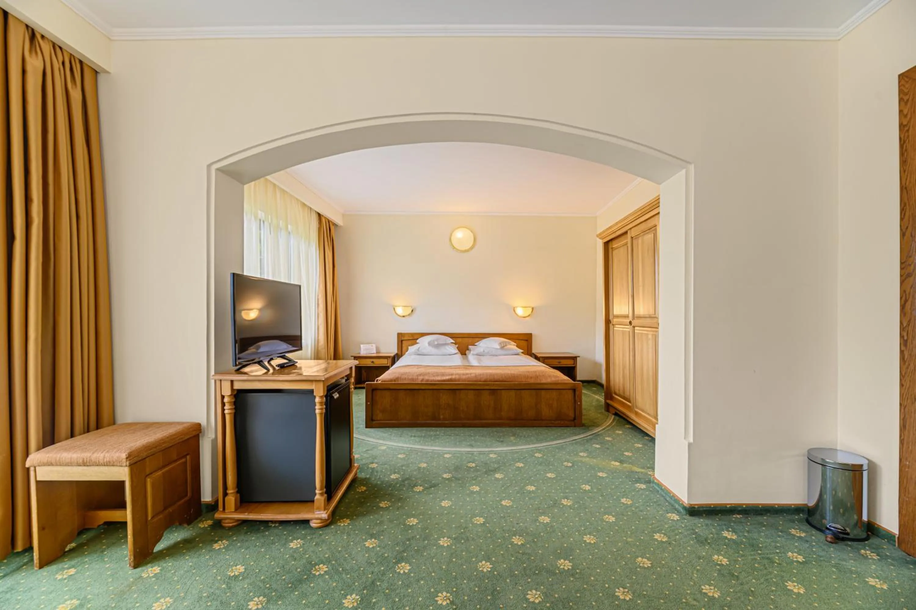 Bed in Hotel Casa Viorel jacuzzi & saunas