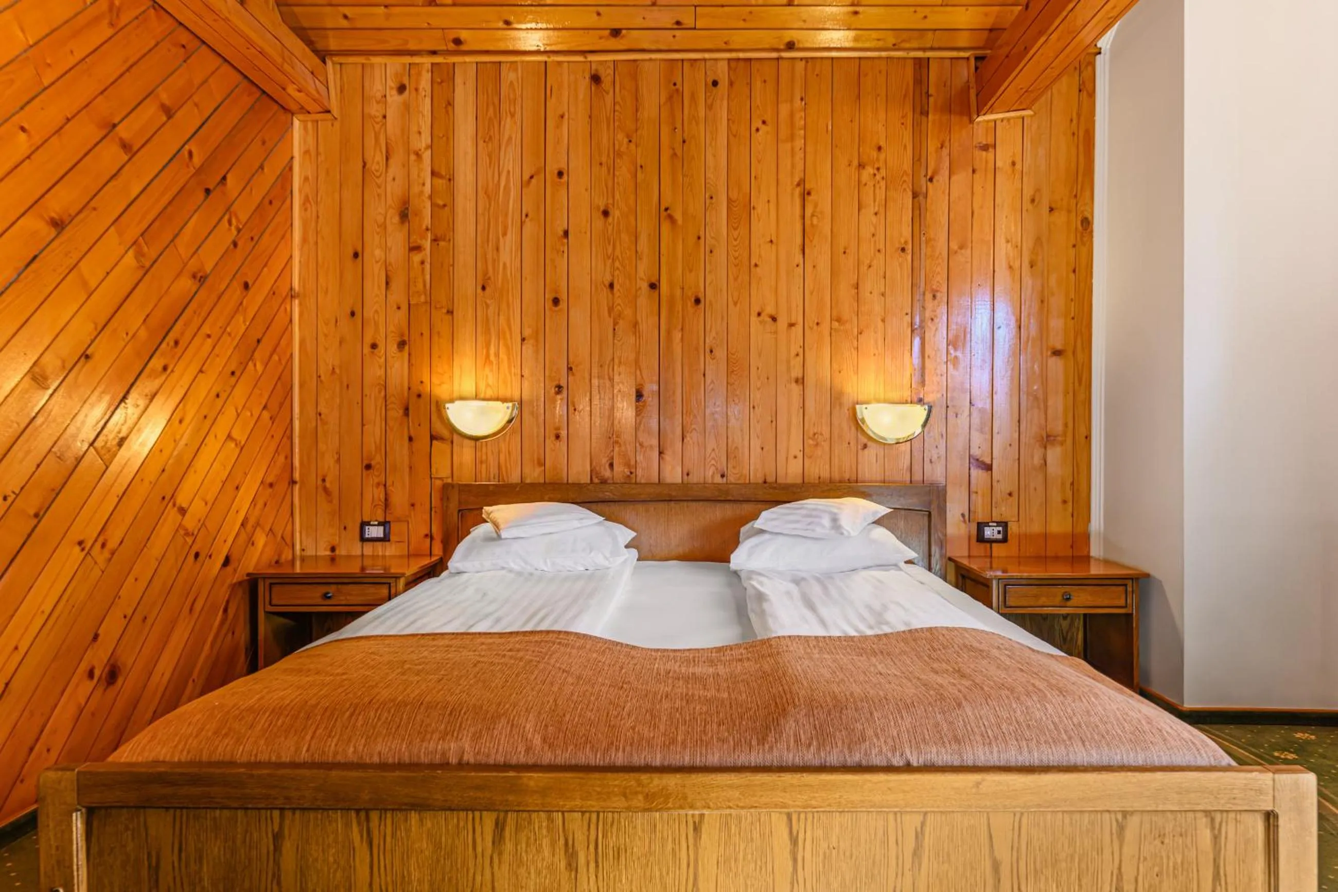 Bed in Hotel Casa Viorel jacuzzi & saunas