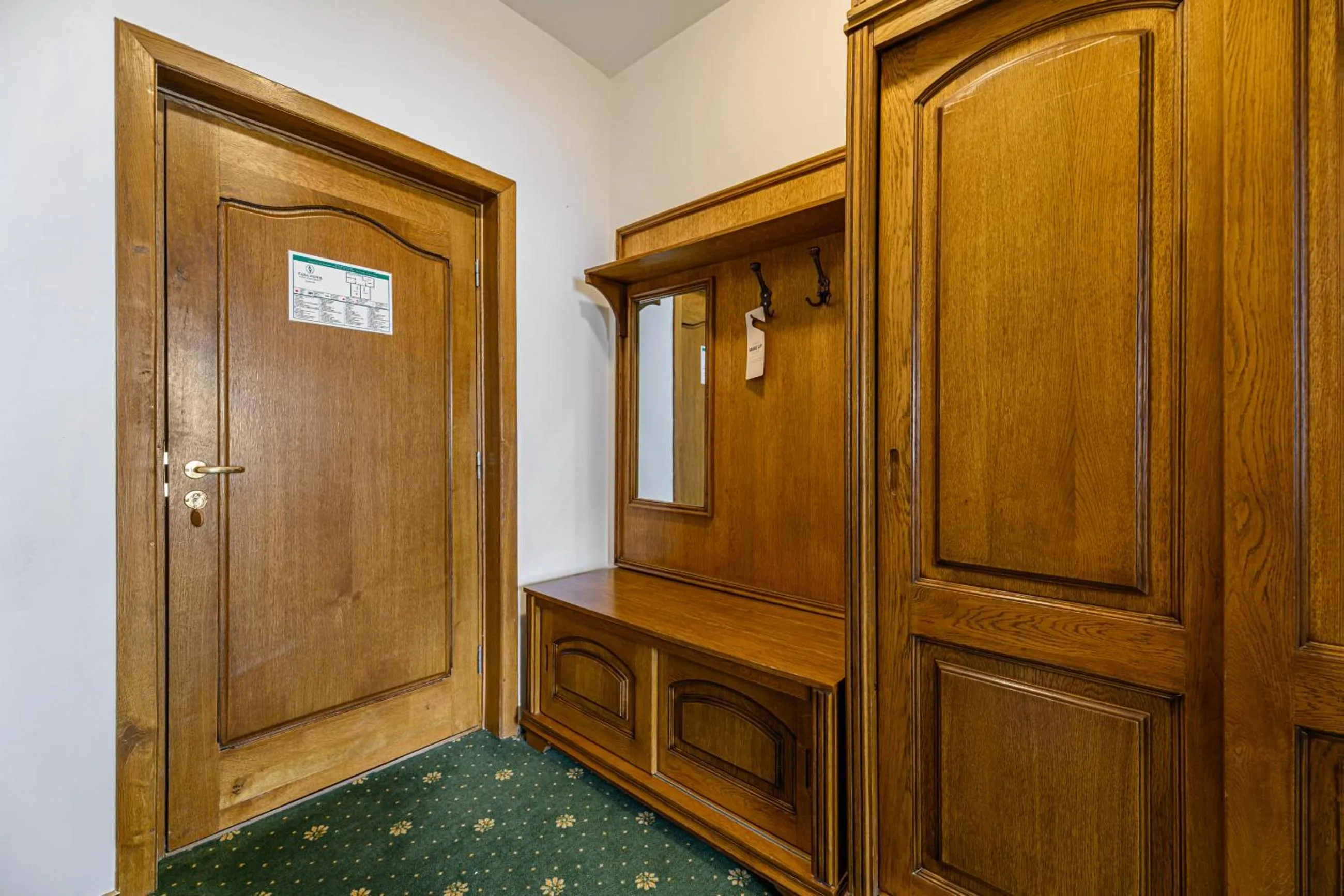 wardrobe in Hotel Casa Viorel jacuzzi & saunas