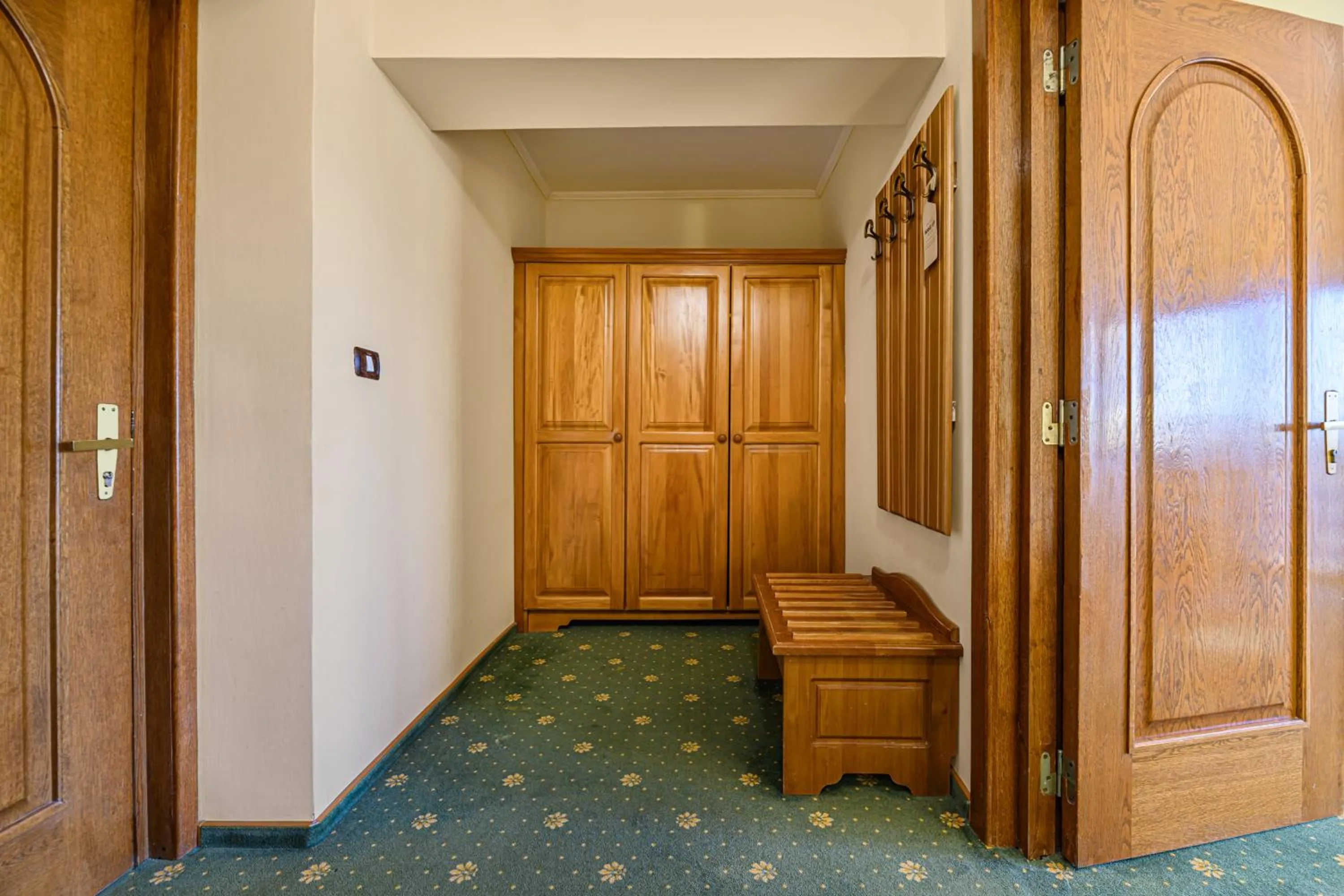 wardrobe in Hotel Casa Viorel jacuzzi & saunas