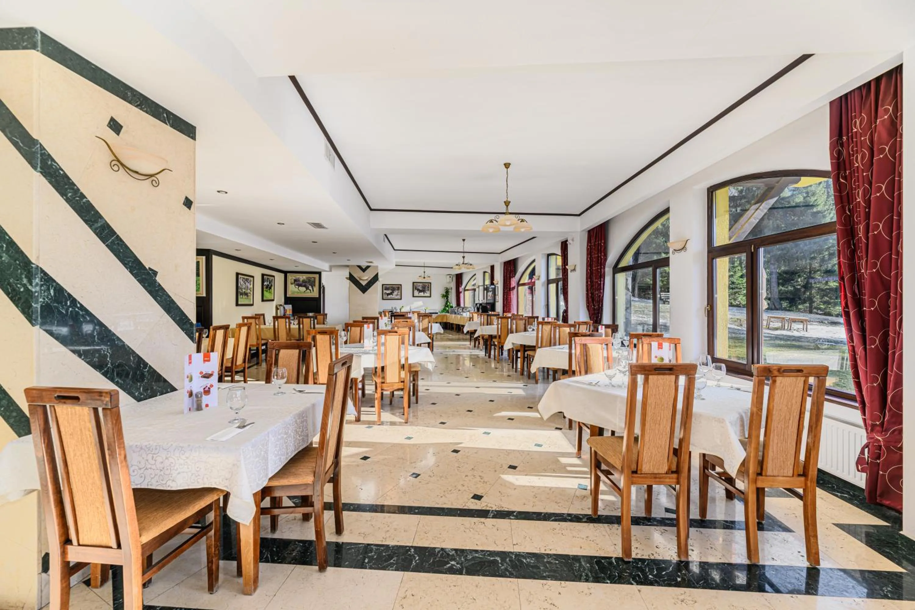 Restaurant/places to eat in Hotel Casa Viorel jacuzzi & saunas