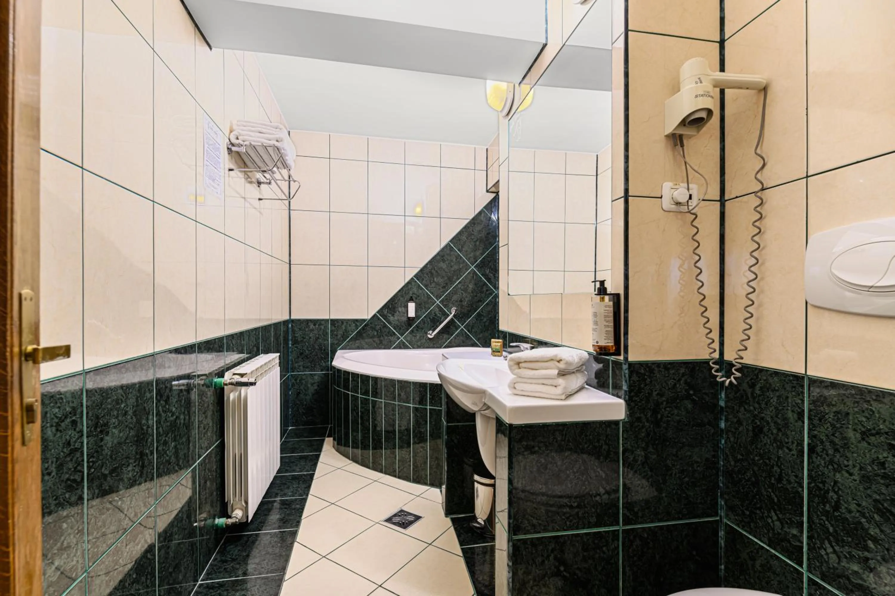 Shower in Hotel Casa Viorel jacuzzi & saunas