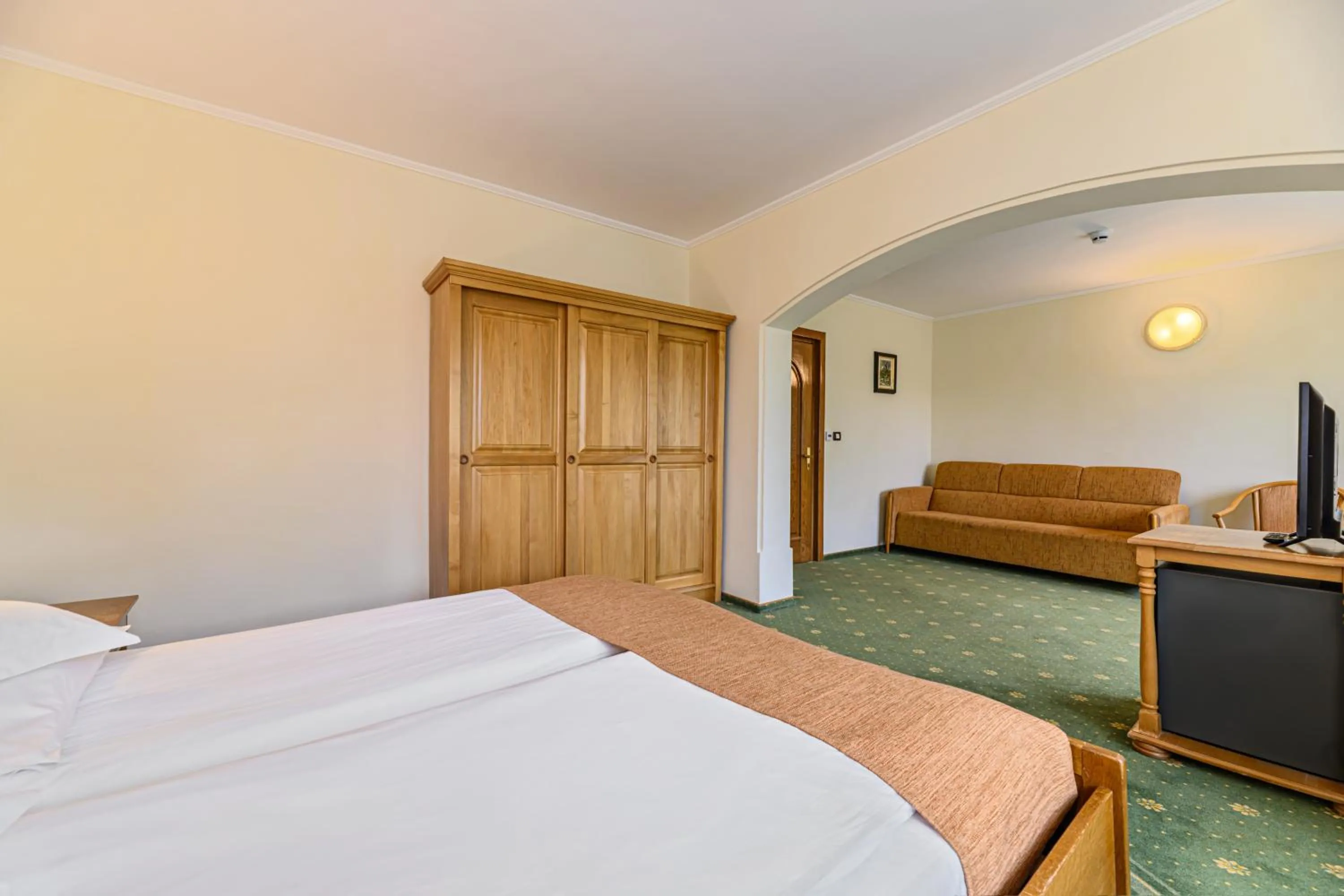 Bed in Hotel Casa Viorel jacuzzi & saunas