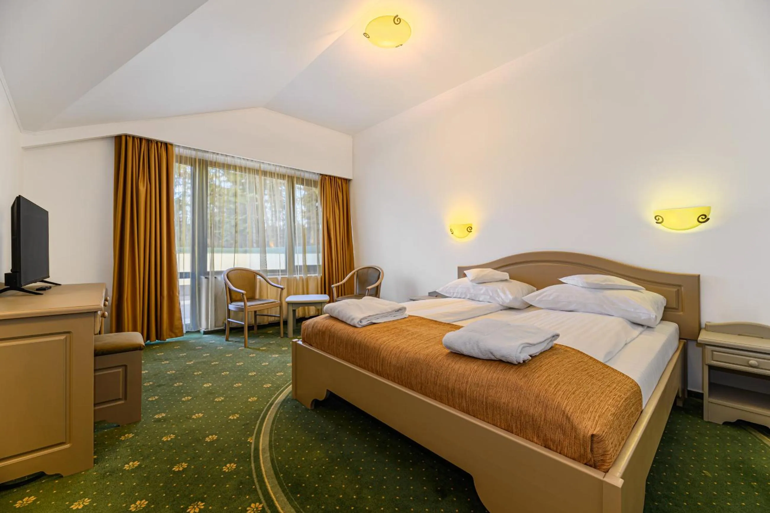 Communal lounge/ TV room, Bed in Hotel Casa Viorel jacuzzi & saunas