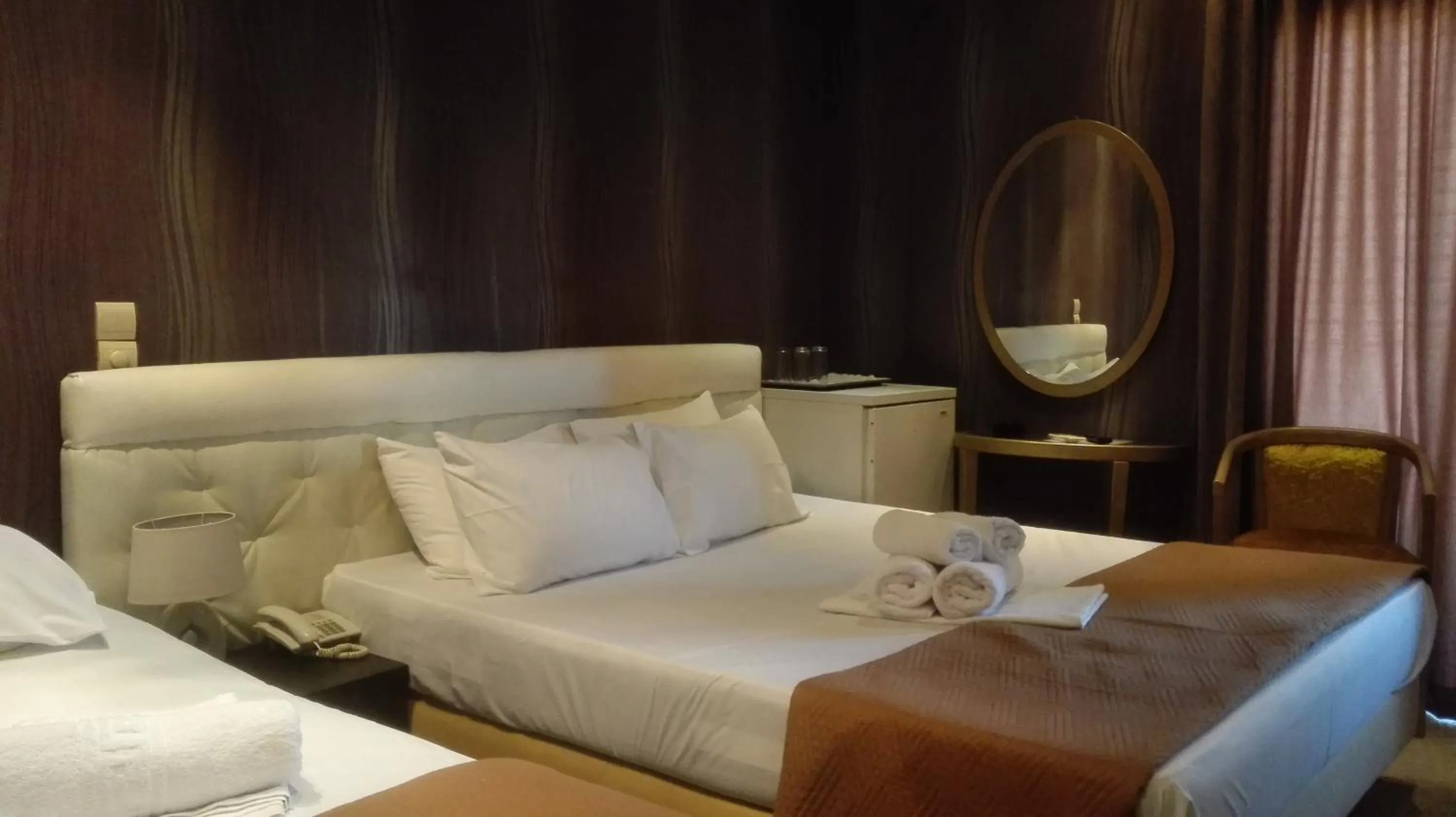 Photo of the whole room, Bed in Feevos