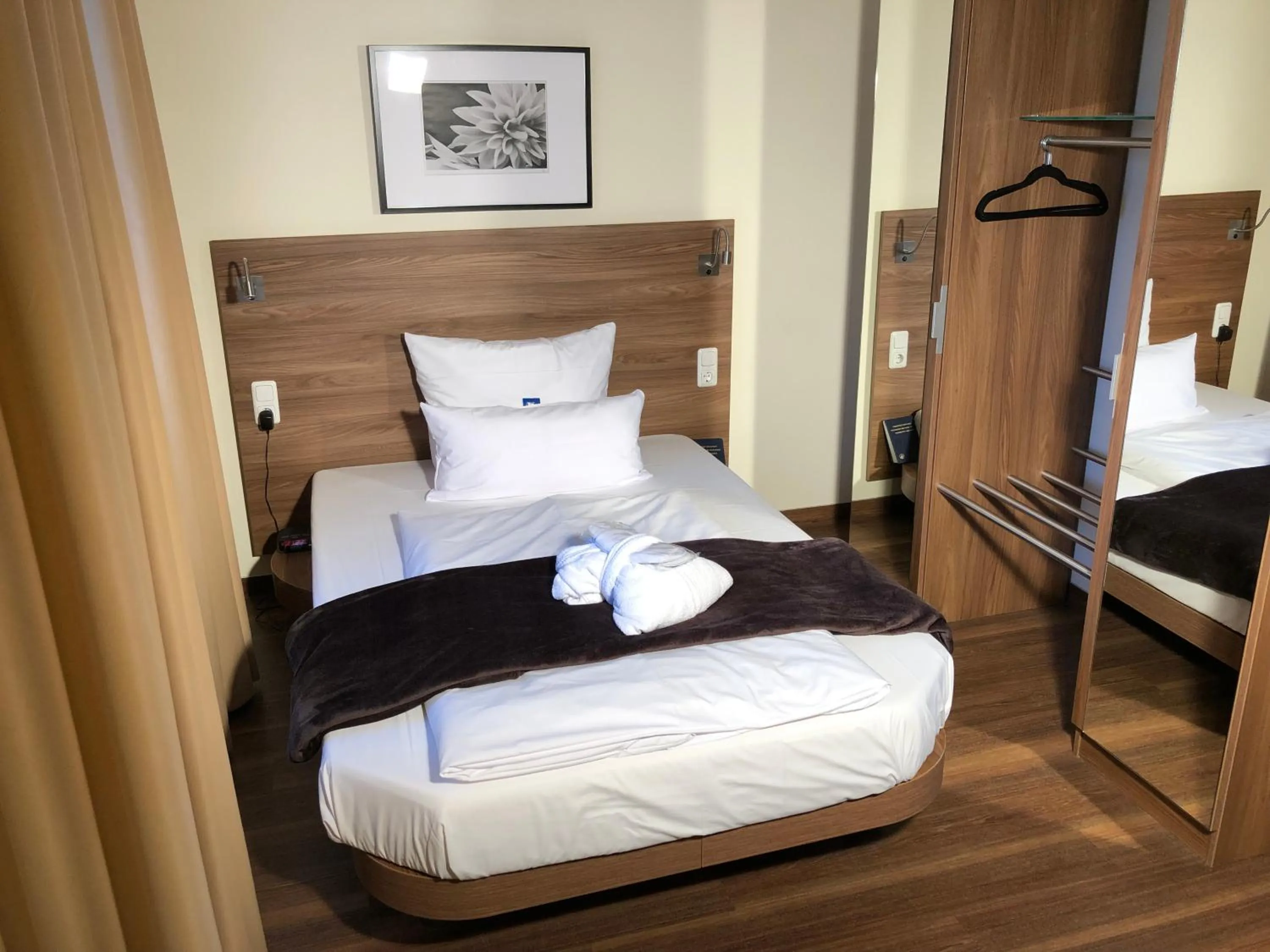 Photo of the whole room, Bed in Hotel Isenbütteler Hof