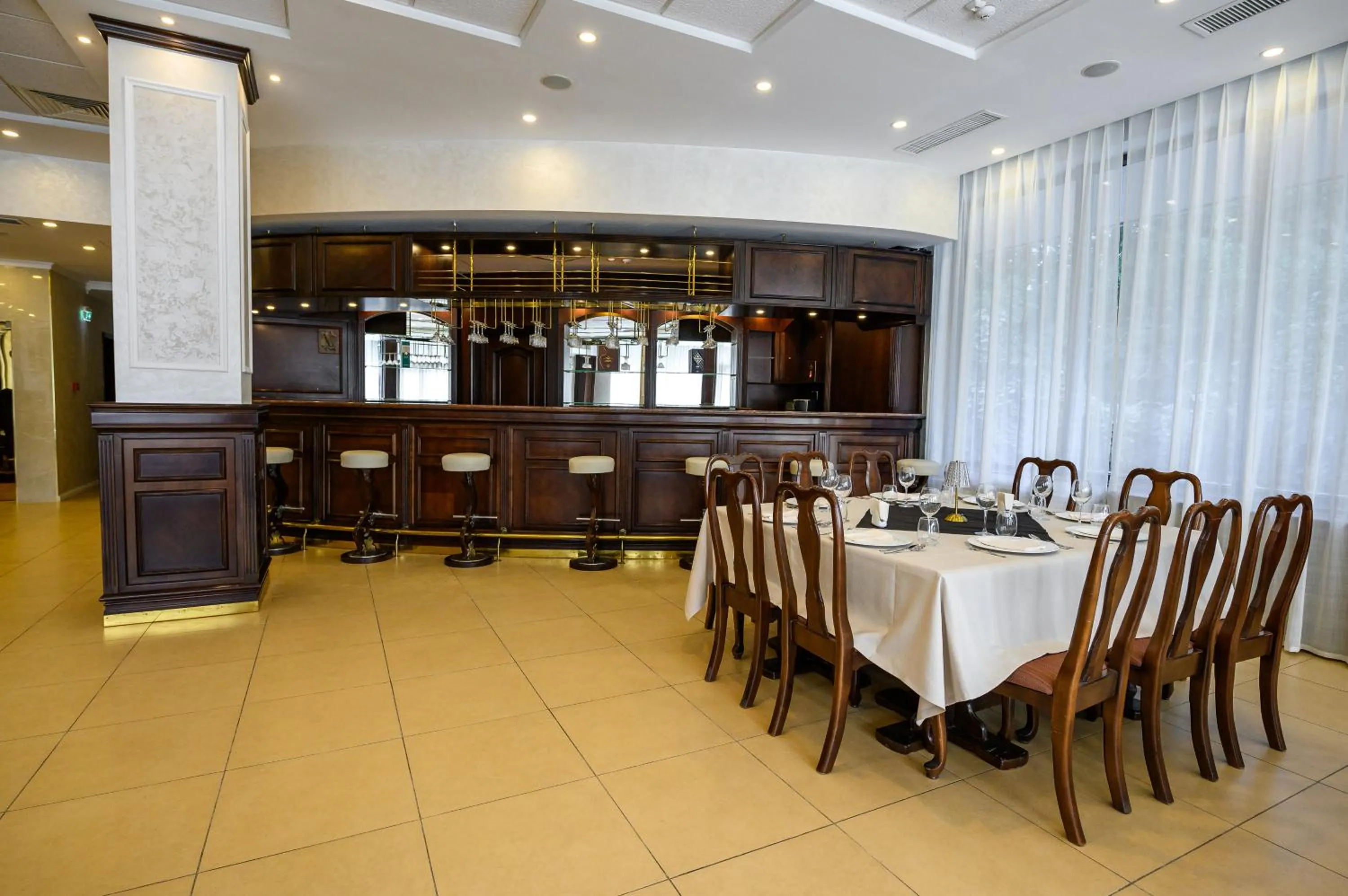 Restaurant/places to eat in Hotel Bulevard