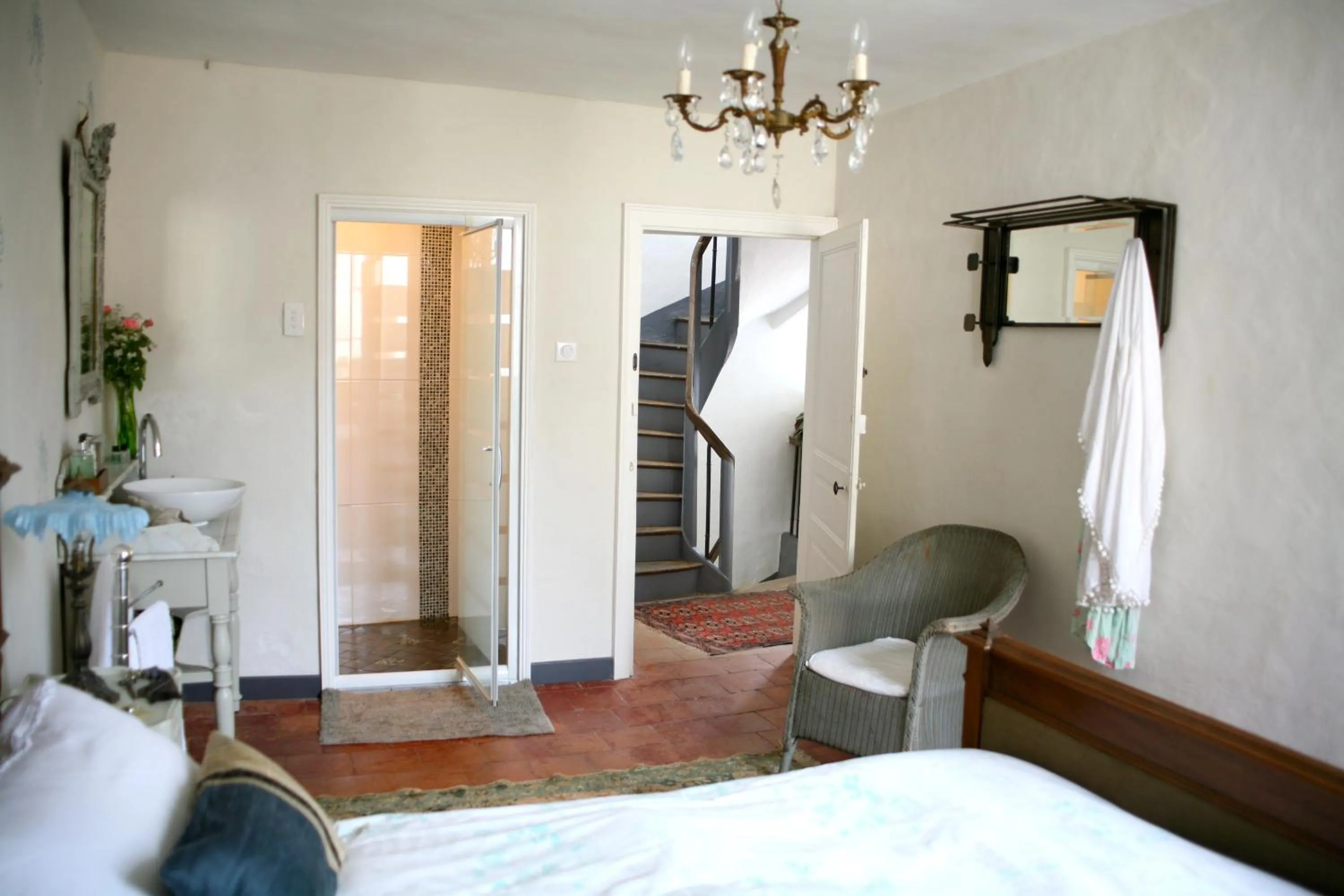 Bathroom, Bed in Le Chaton Rouge