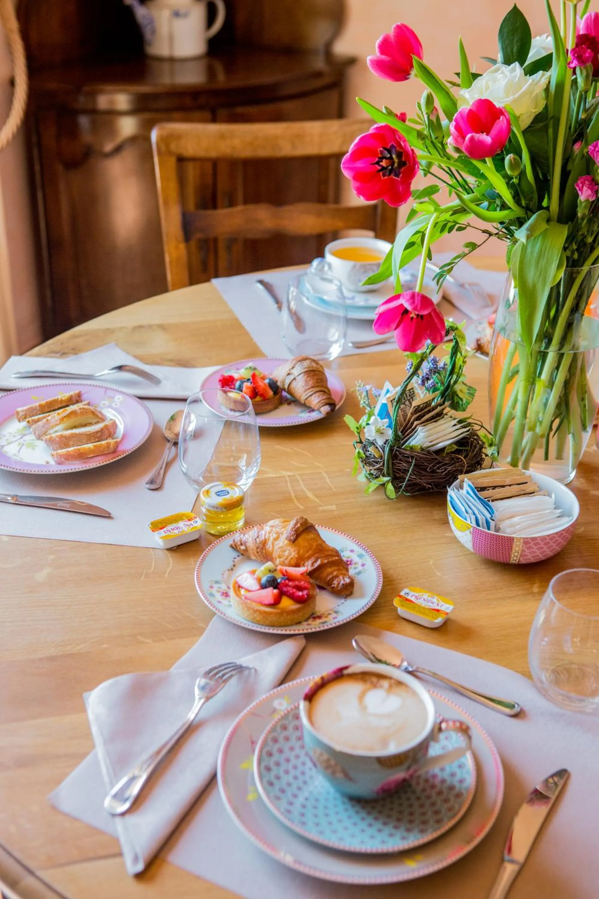 Restaurant/places to eat in Leonardo Resort