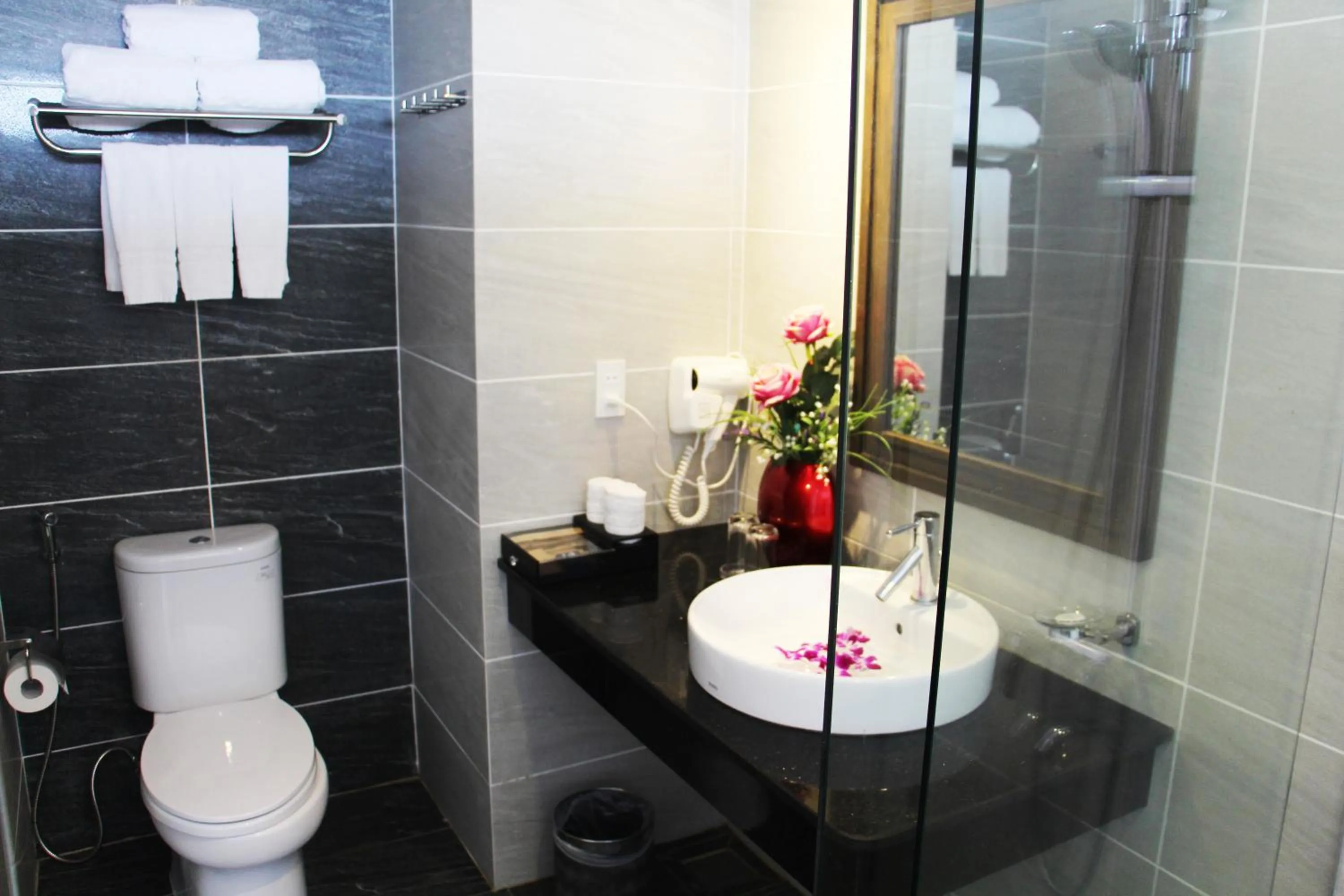 Bathroom in Danaciti Hotel