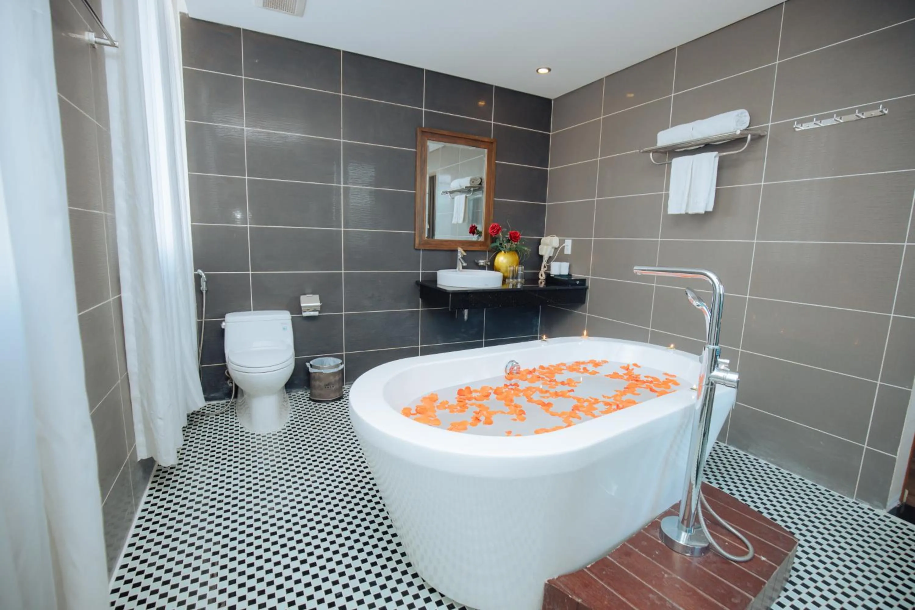 Shower in Danaciti Hotel