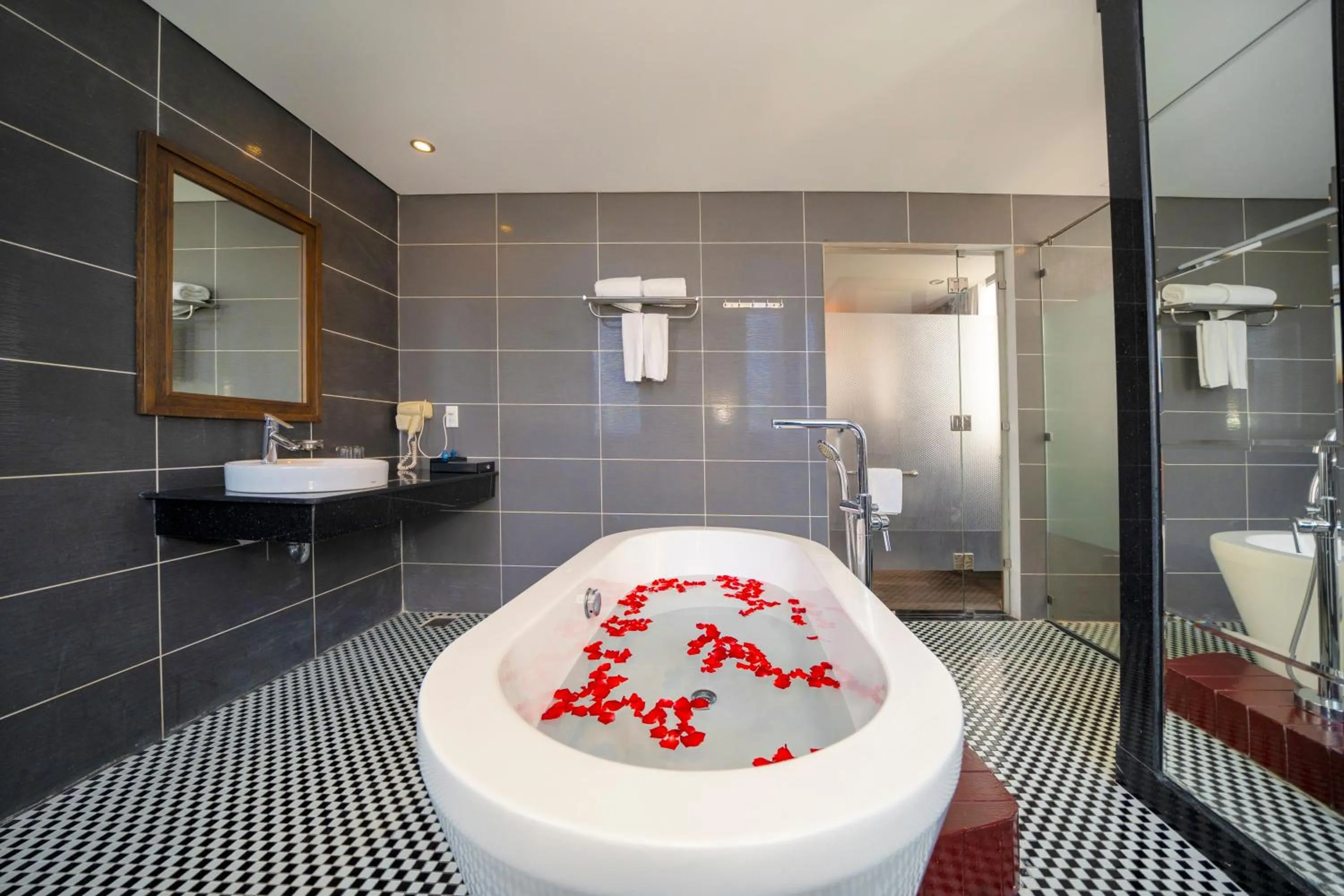 Bathroom in Danaciti Hotel