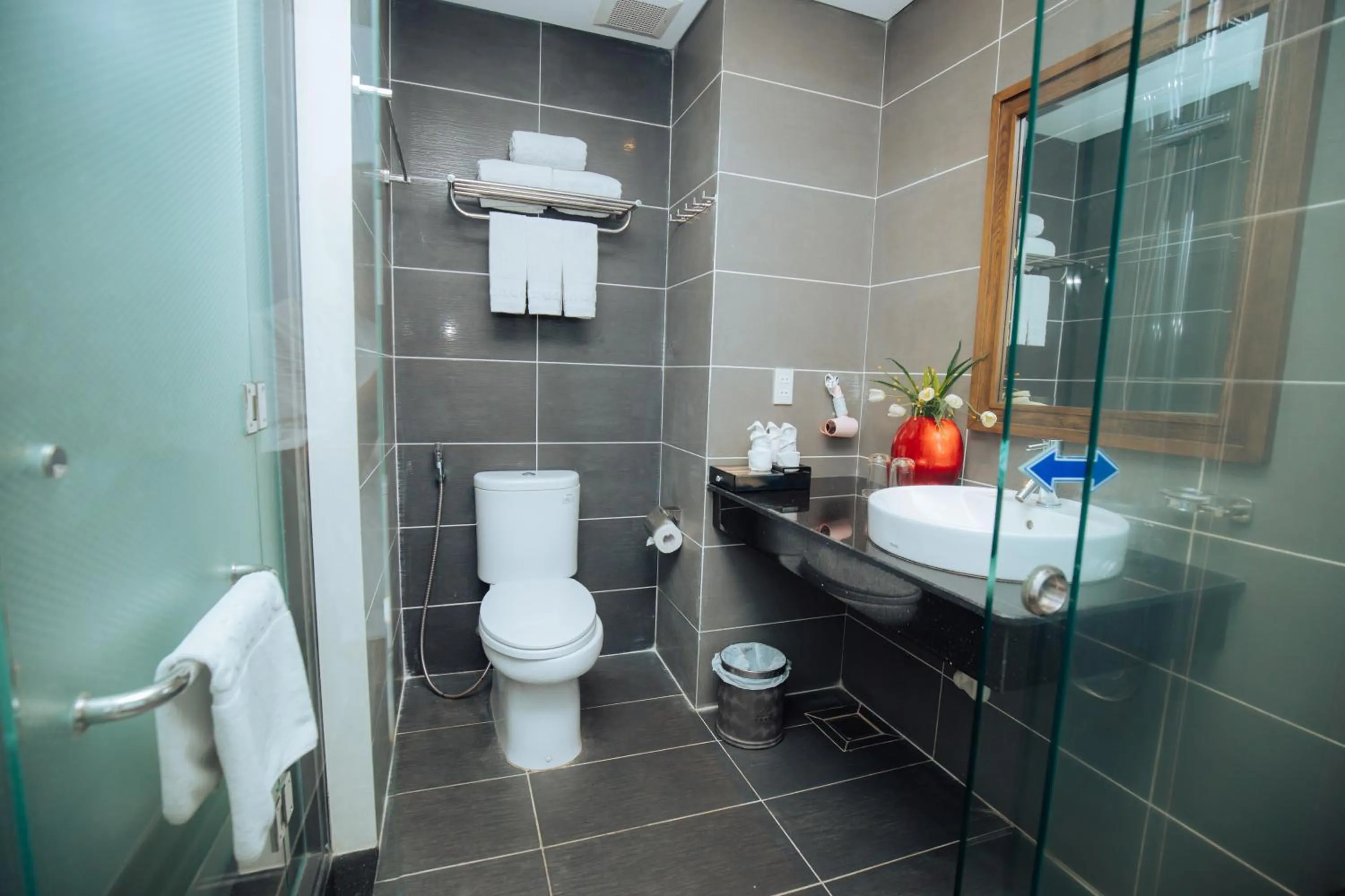 Shower in Danaciti Hotel