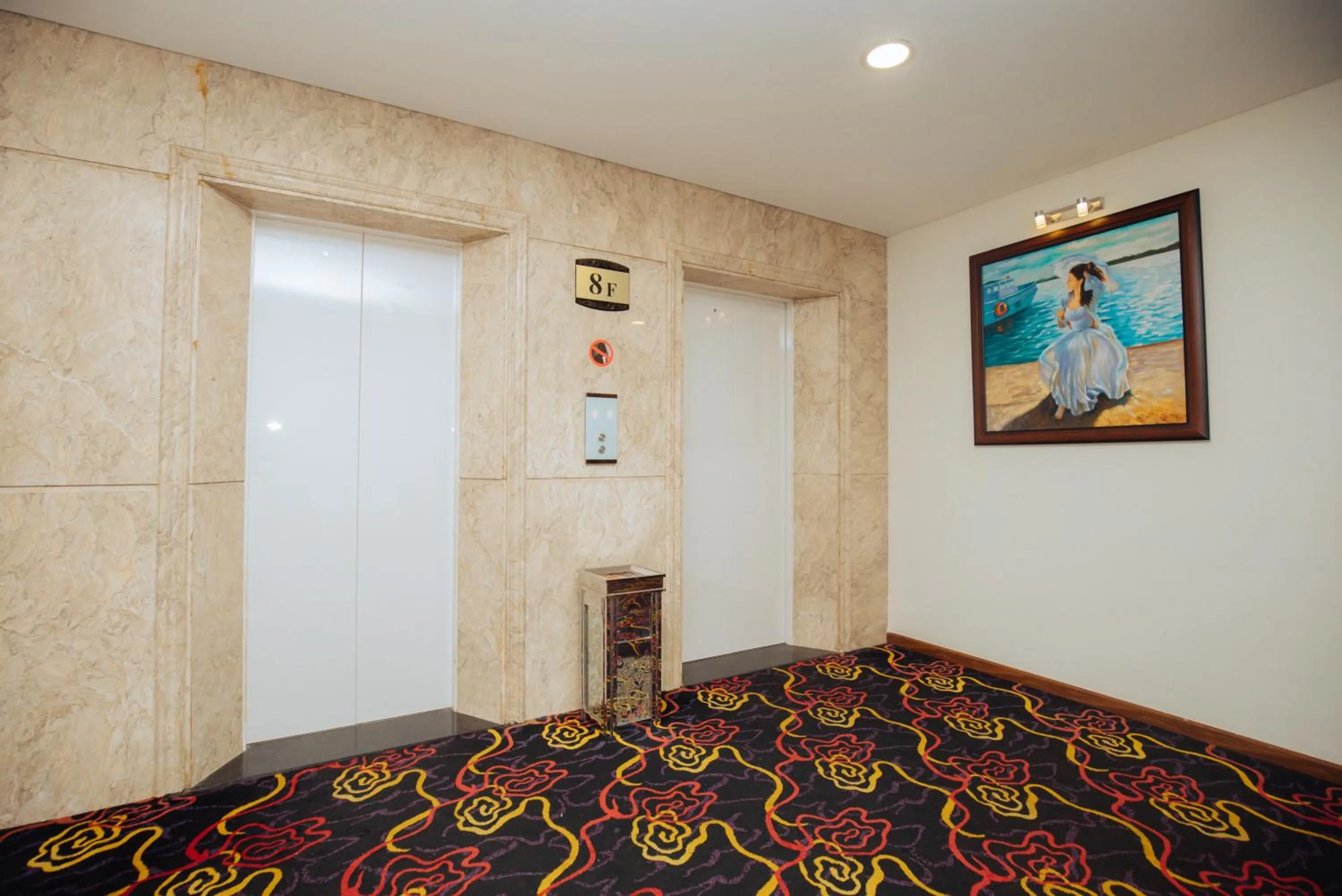 elevator, Bed in Danaciti Hotel