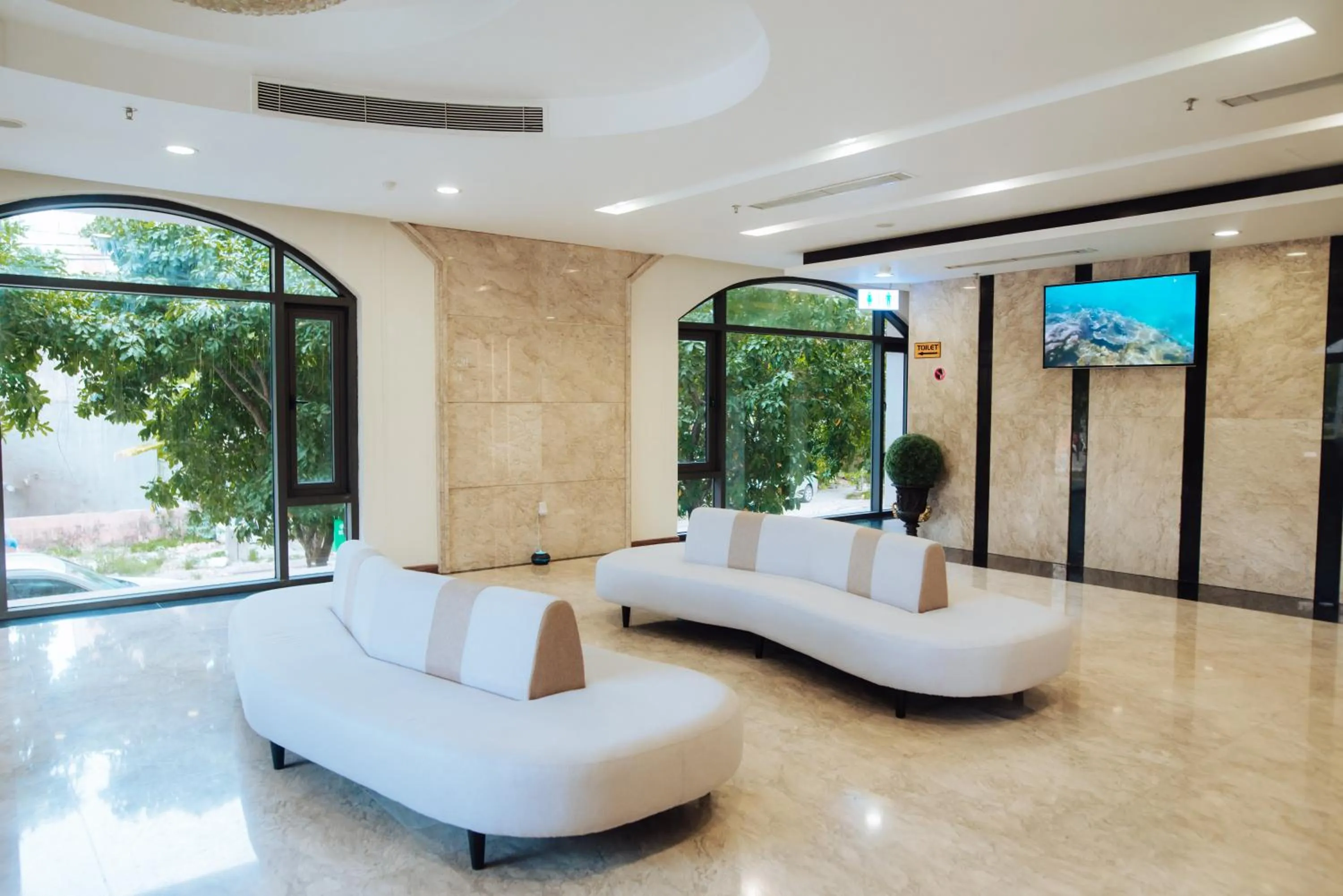 Communal lounge/ TV room in Danaciti Hotel