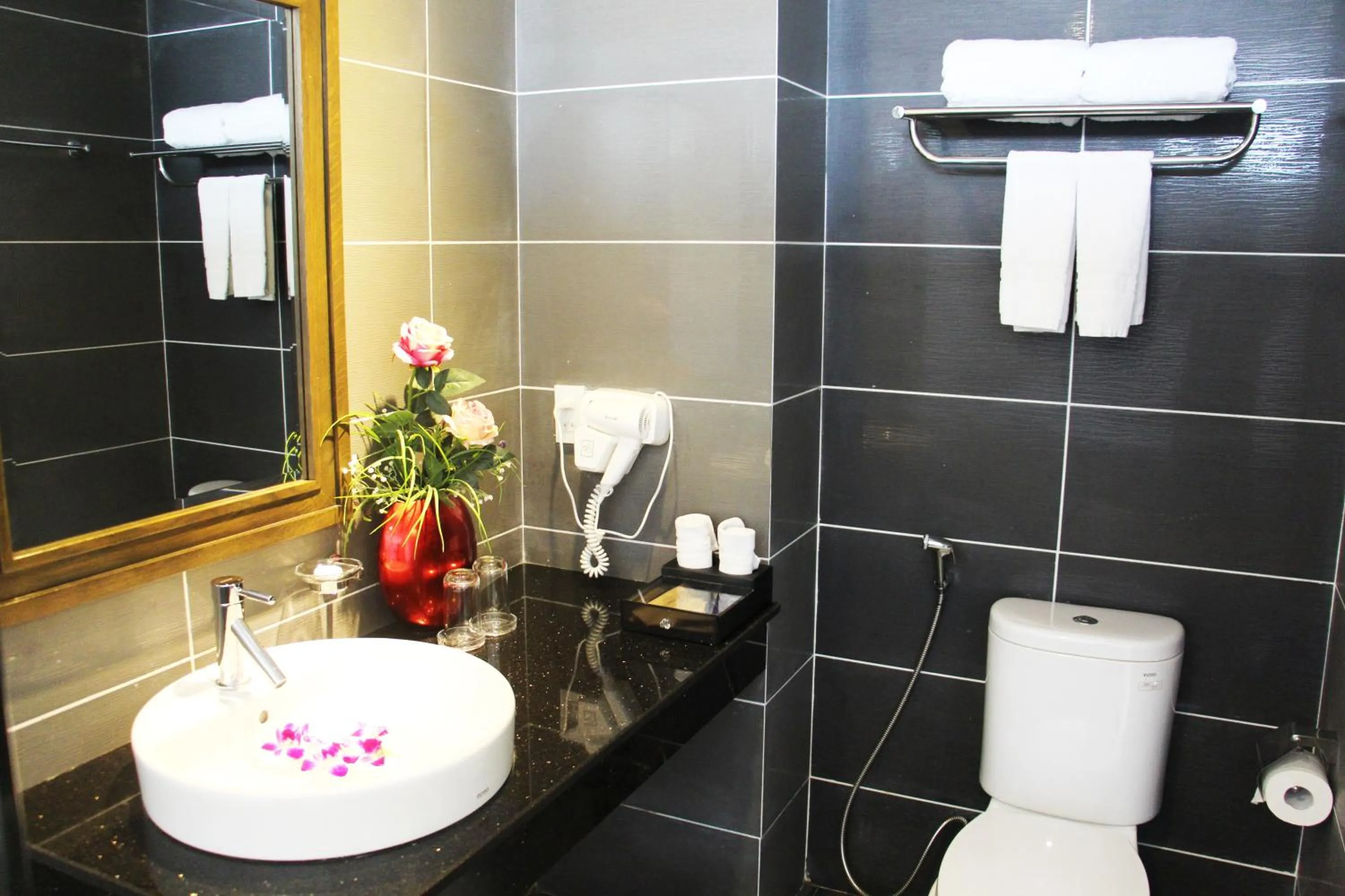 Shower in Danaciti Hotel