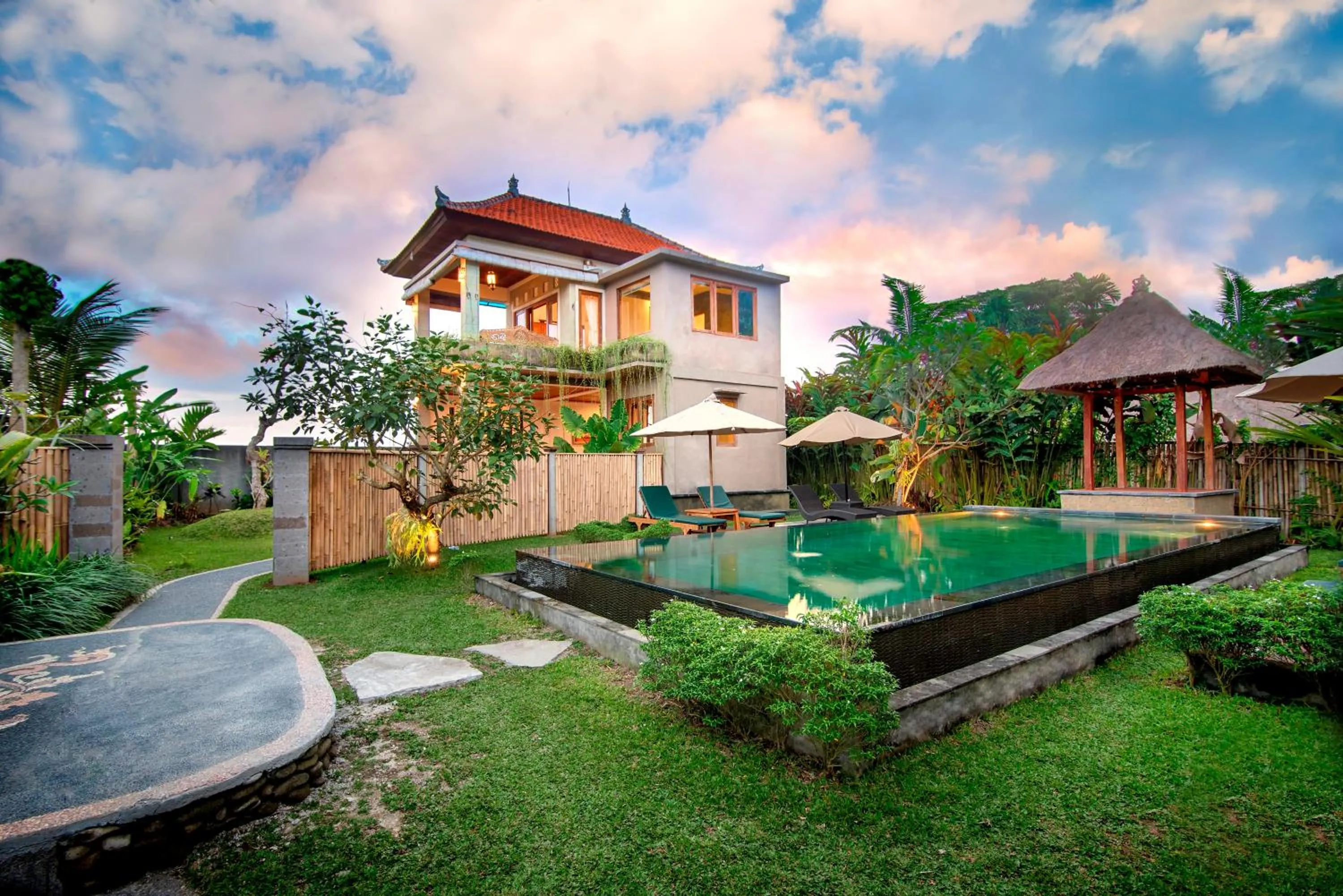 Swimming pool in Santosha Villas & Spa