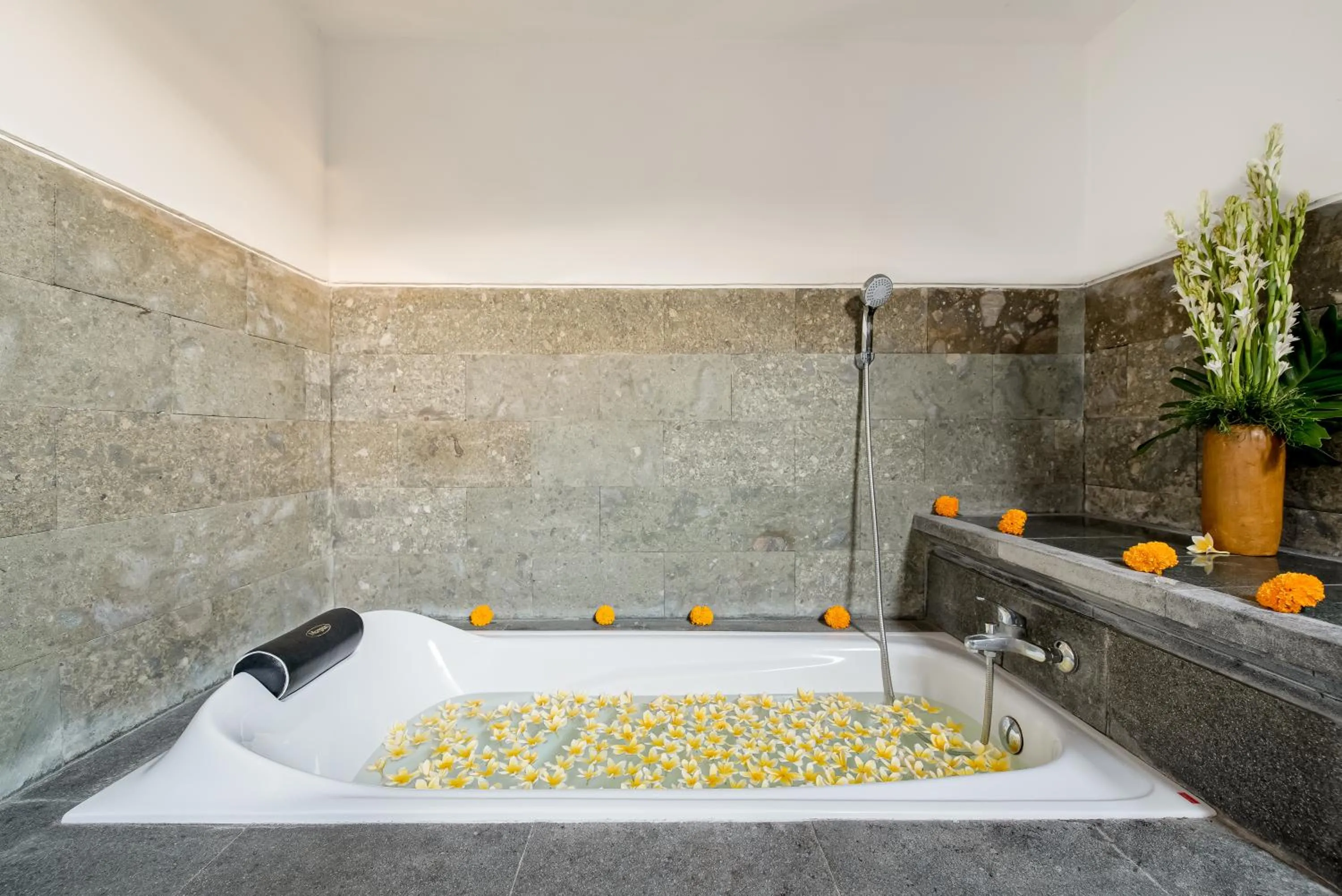 Hot Tub in Santosha Villas & Spa