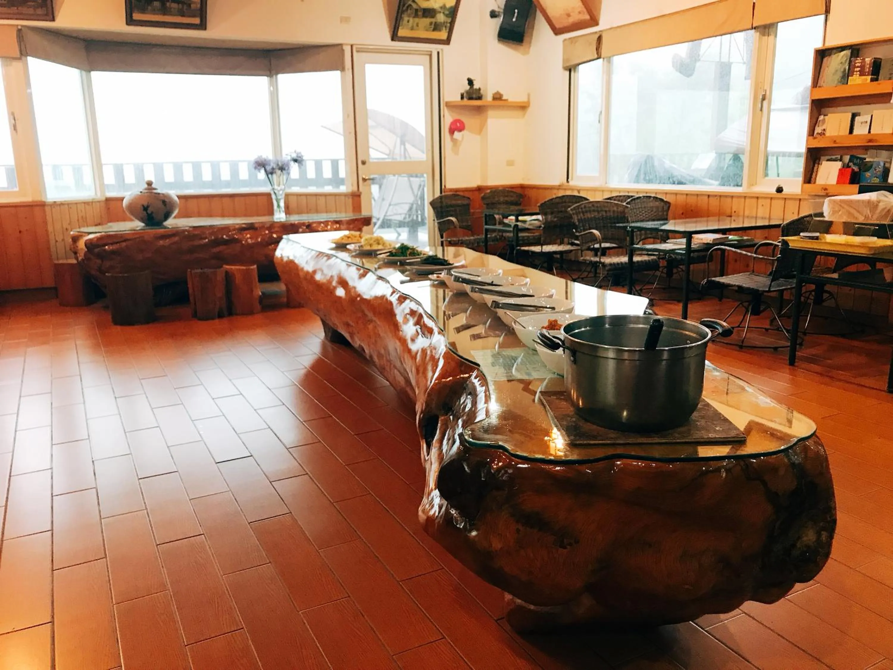 Breakfast in Dingdai Glass Villa