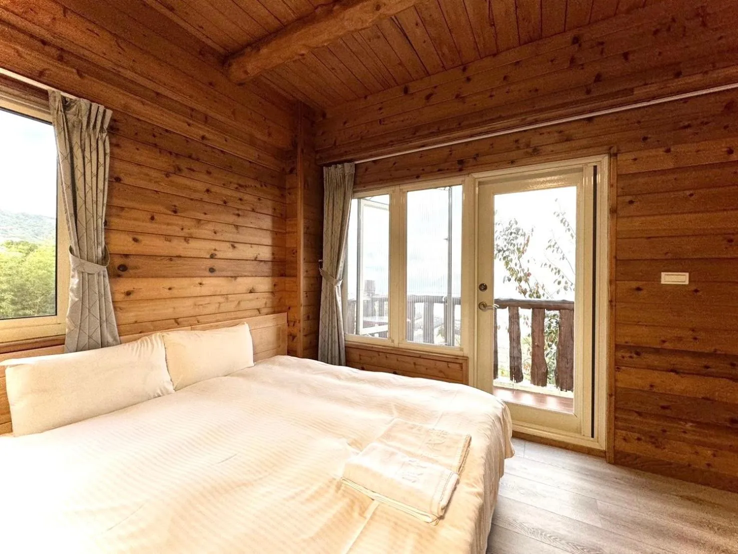 Bed in Dingdai Glass Villa