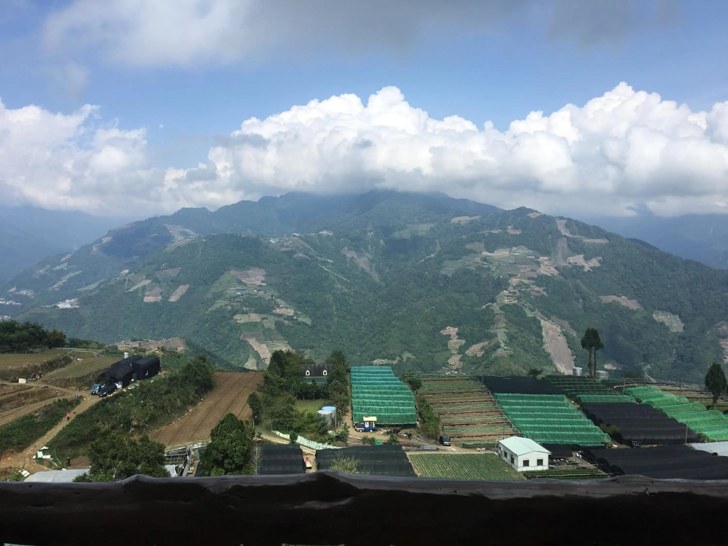Mountain view in Dingdai Glass Villa