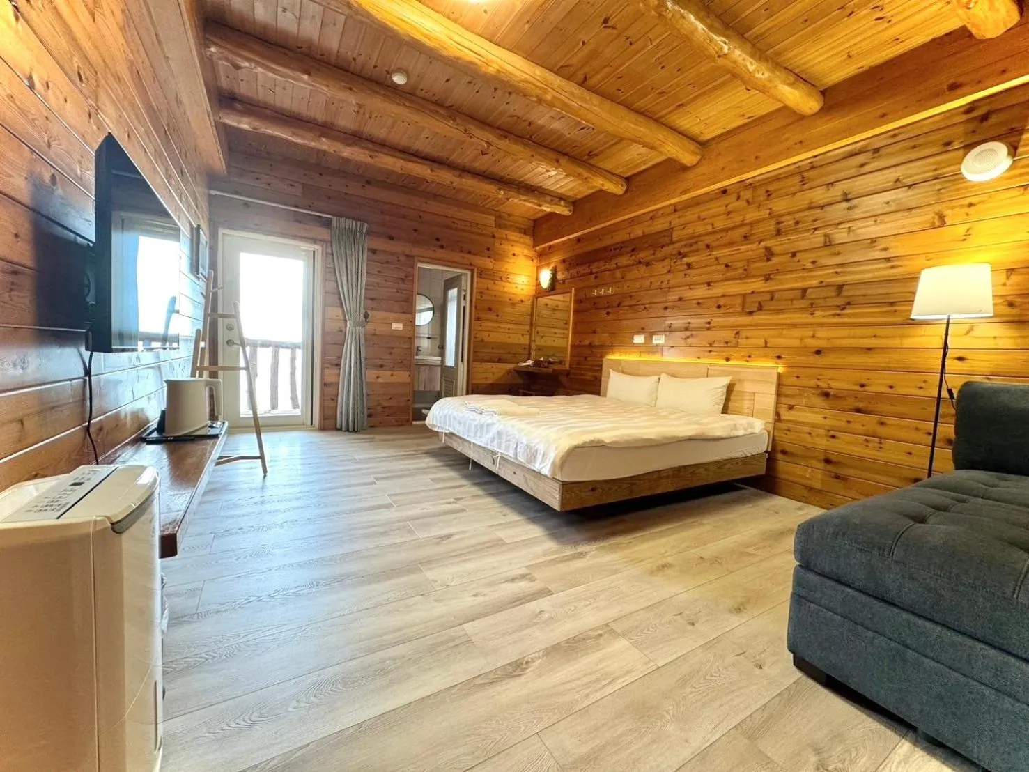 Bed in Dingdai Glass Villa