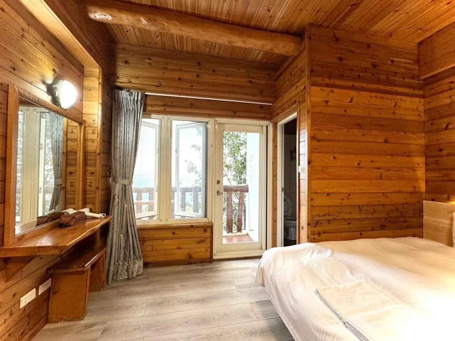 Bed in Dingdai Glass Villa