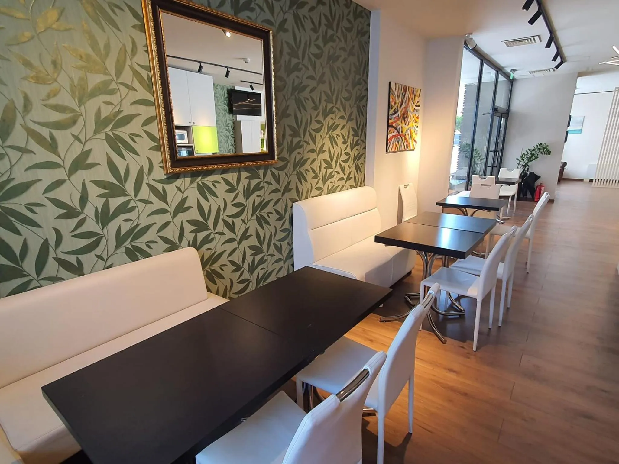 Restaurant/places to eat in Hotel Hemingway Residence