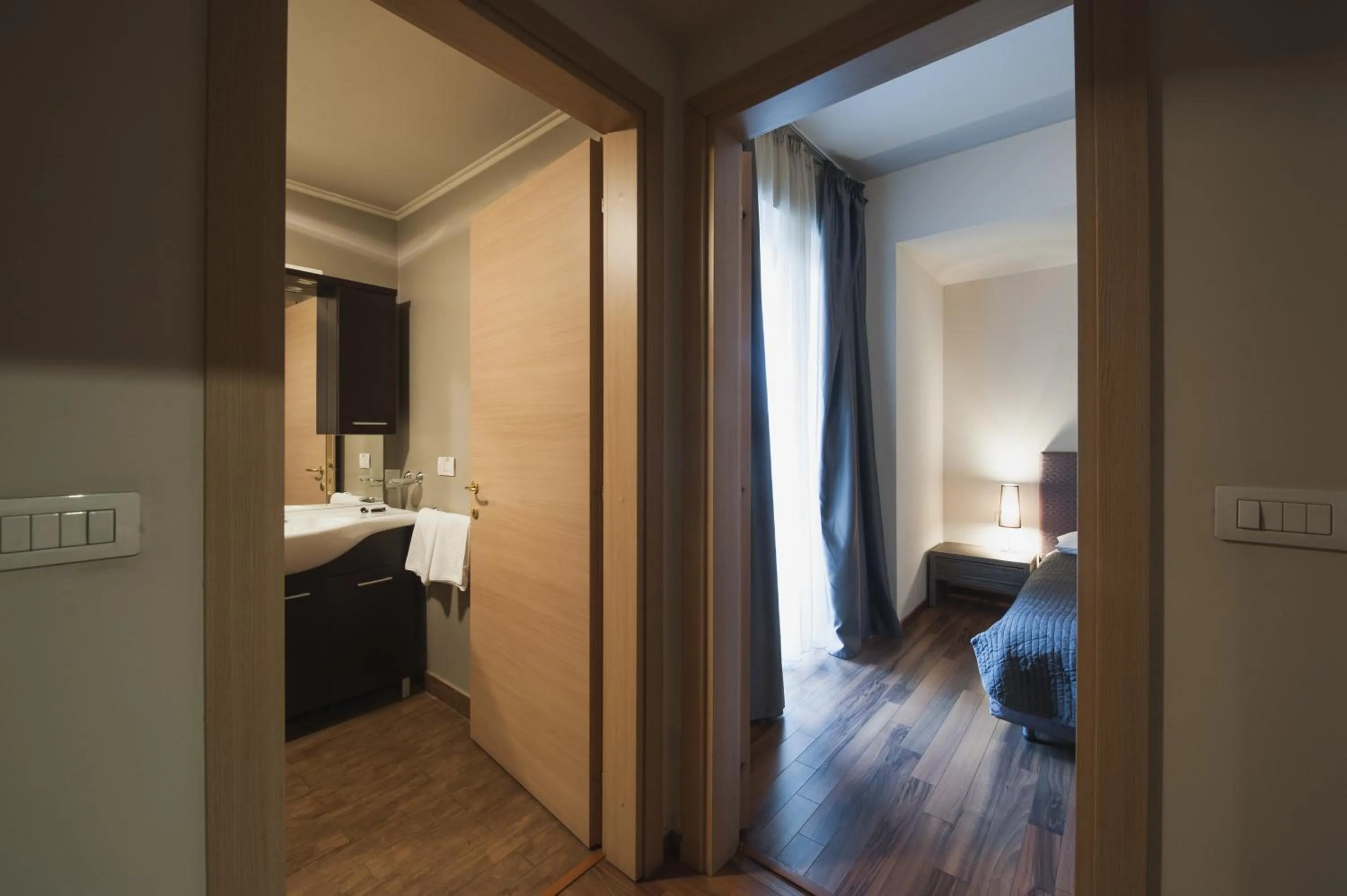 Bathroom, Bed in Hotel Hemingway Residence