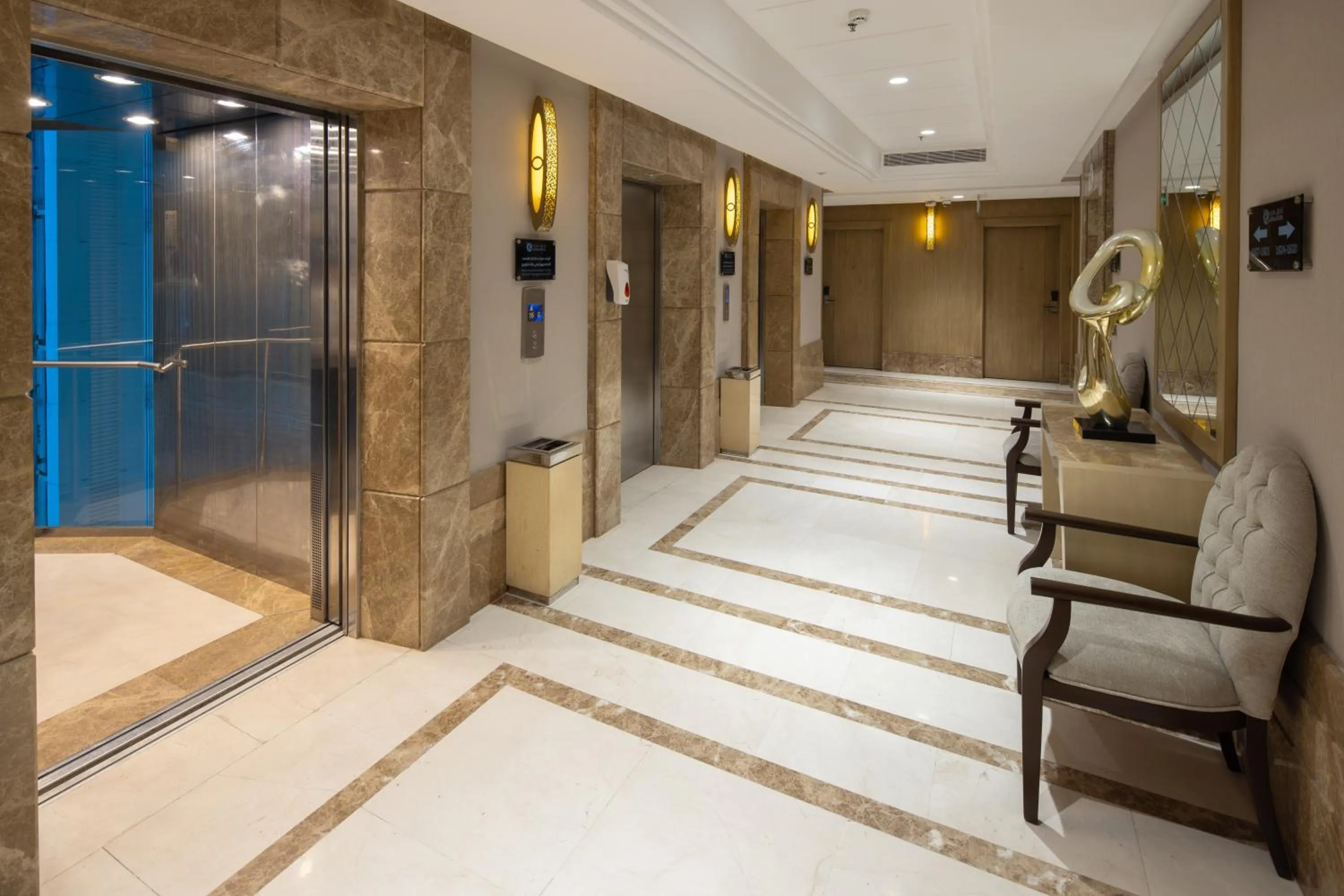 elevator, Bed in فندق عفراء