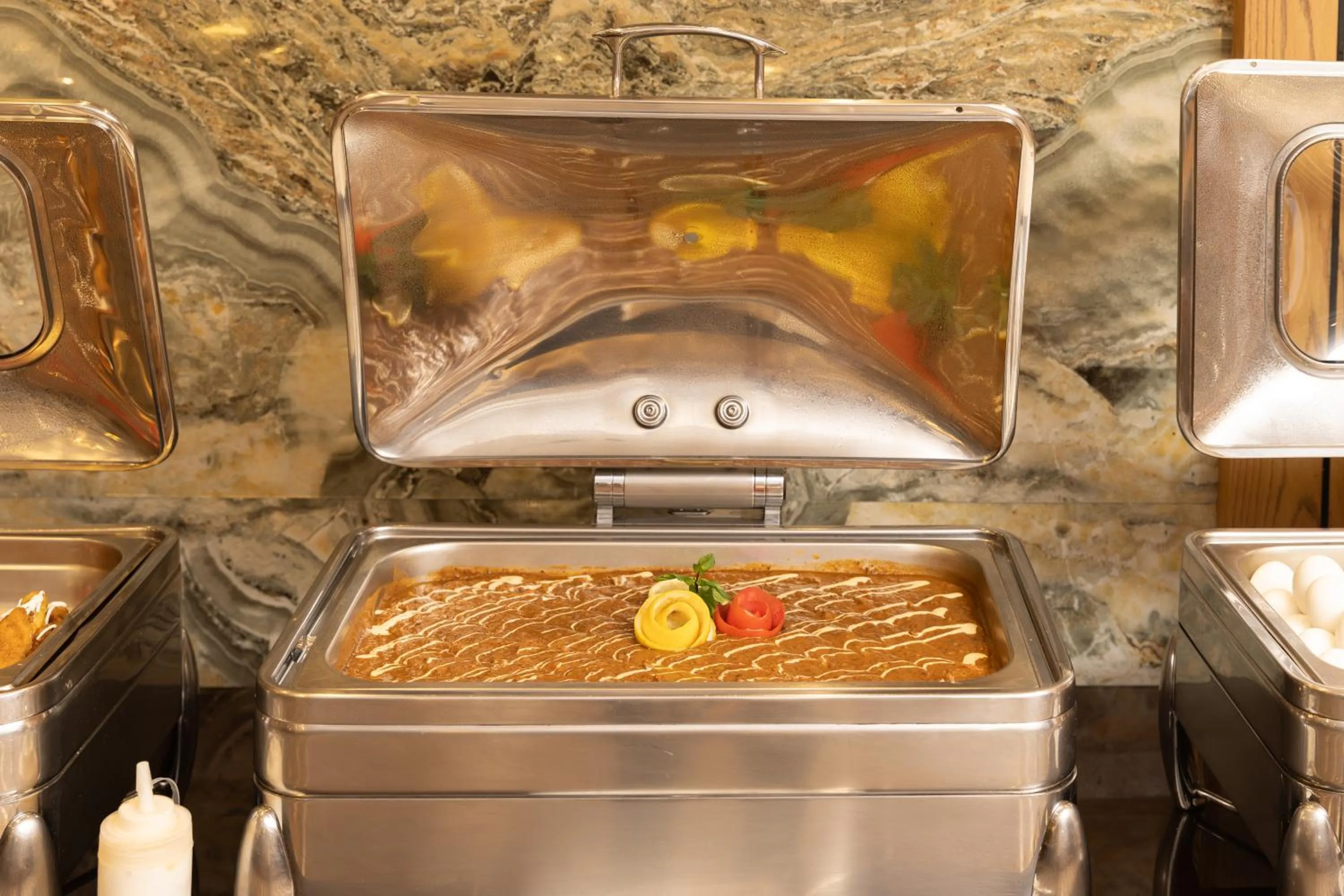 Buffet breakfast in فندق عفراء