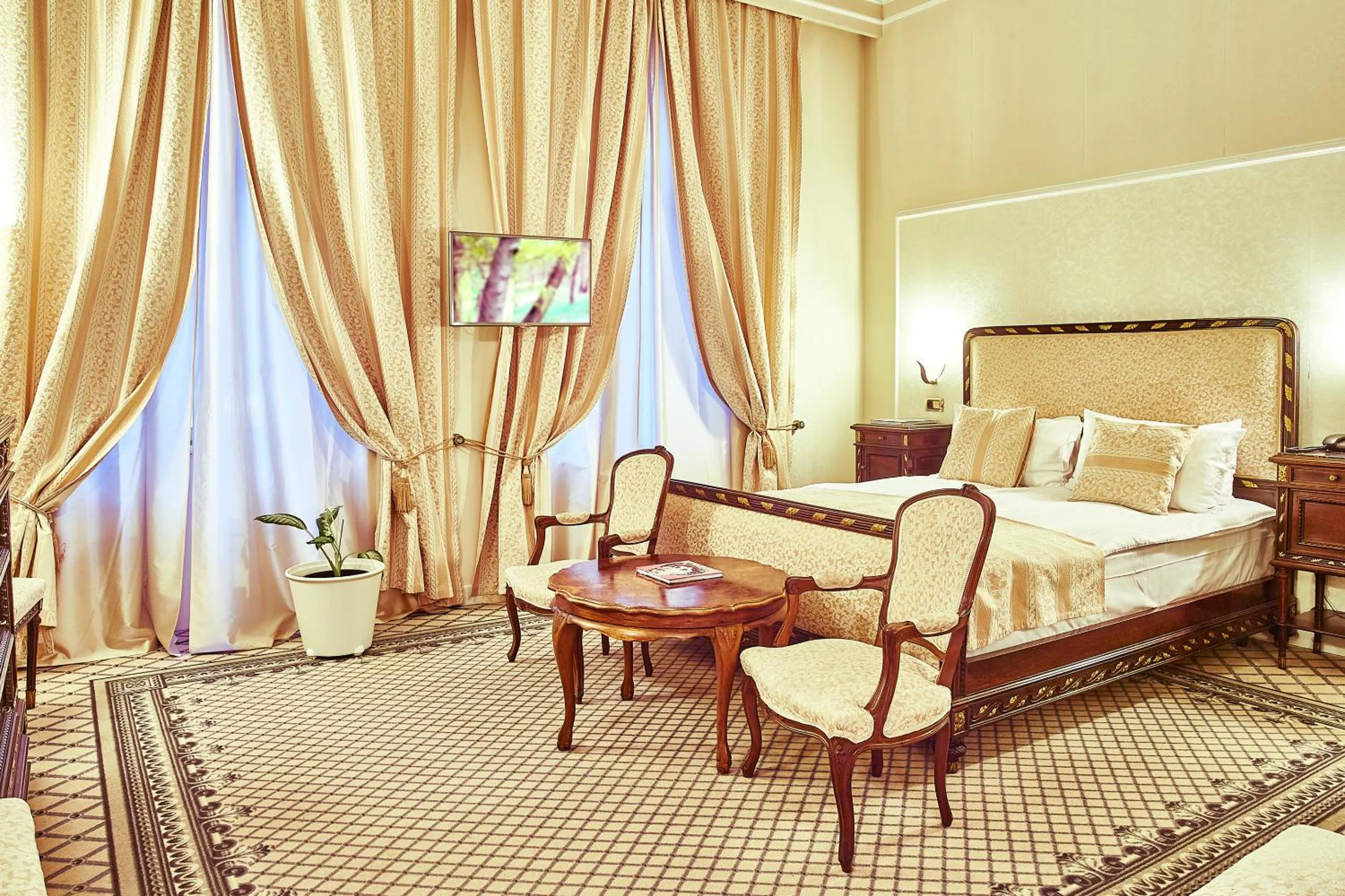 Photo of the whole room, Bed in Grand Hotel Continental Bucuresti