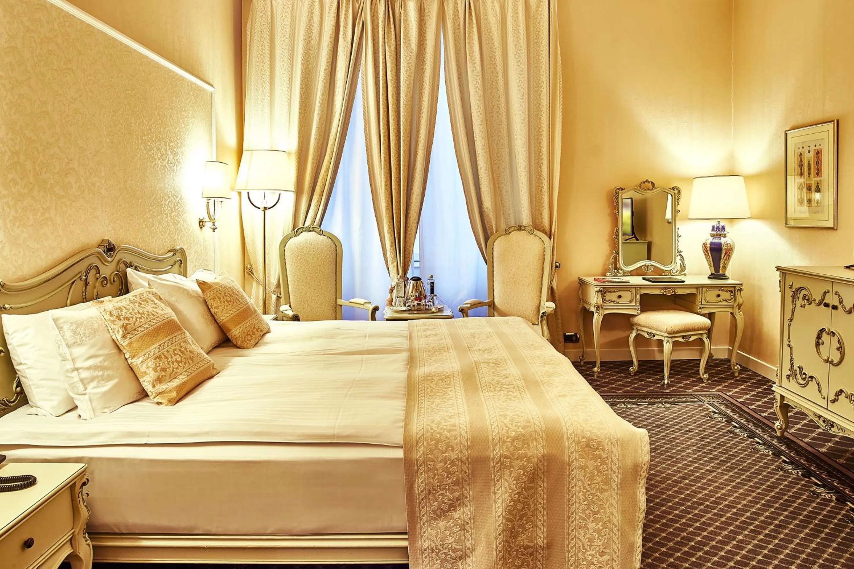 Photo of the whole room, Bed in Grand Hotel Continental Bucuresti
