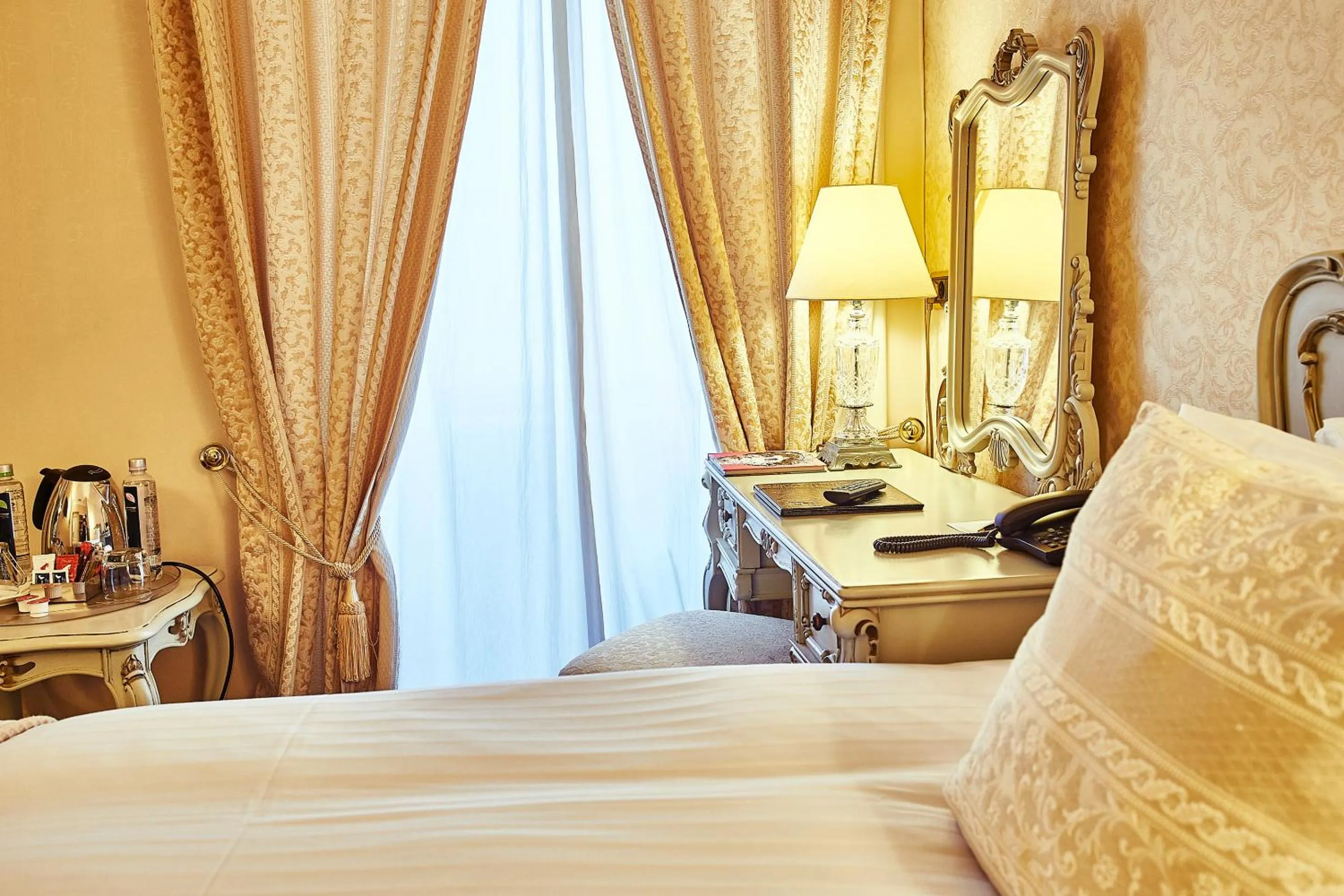 Photo of the whole room, Bed in Grand Hotel Continental Bucuresti