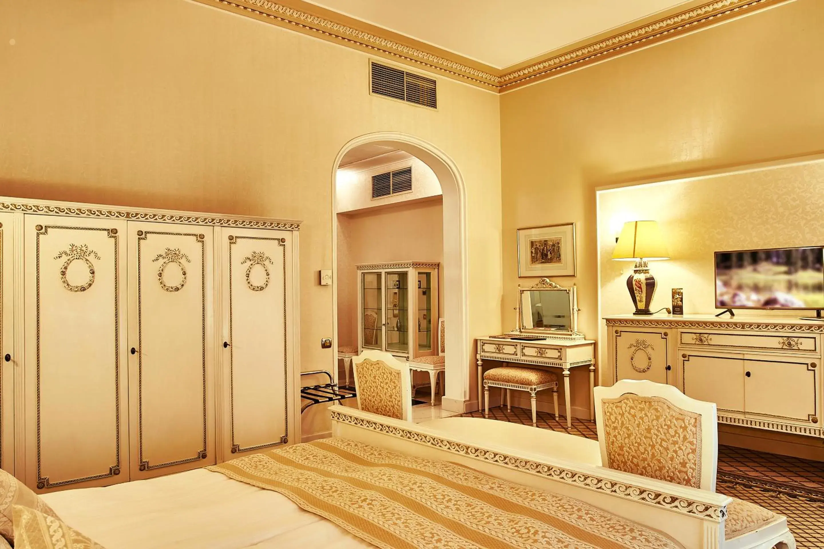 Deluxe Double Room - single occupancy in Grand Hotel Continental Bucuresti Deluxe Double Room - single occupancy in Grand Hotel Continental Bucuresti