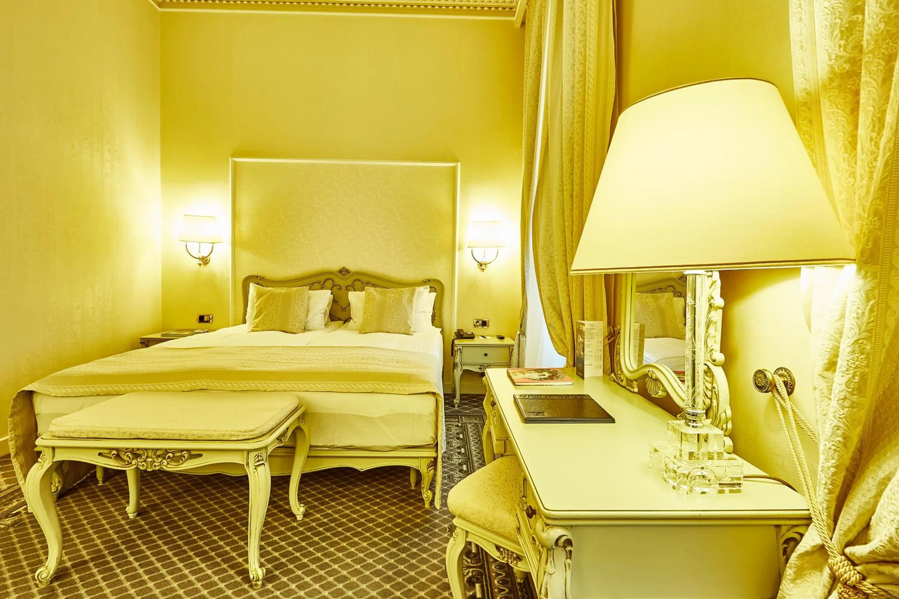 Photo of the whole room, Bed in Grand Hotel Continental Bucuresti