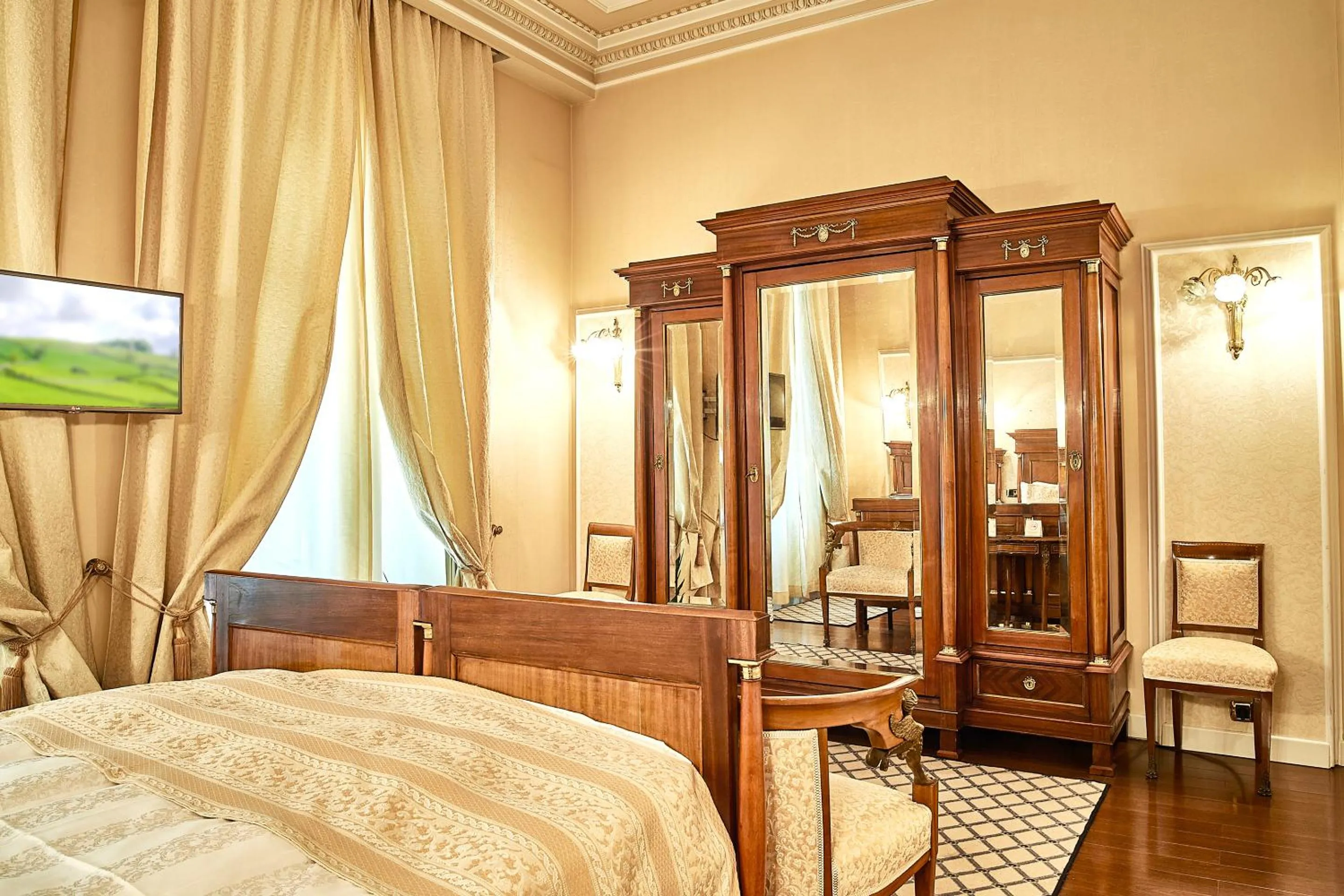 Photo of the whole room, Bed in Grand Hotel Continental Bucuresti