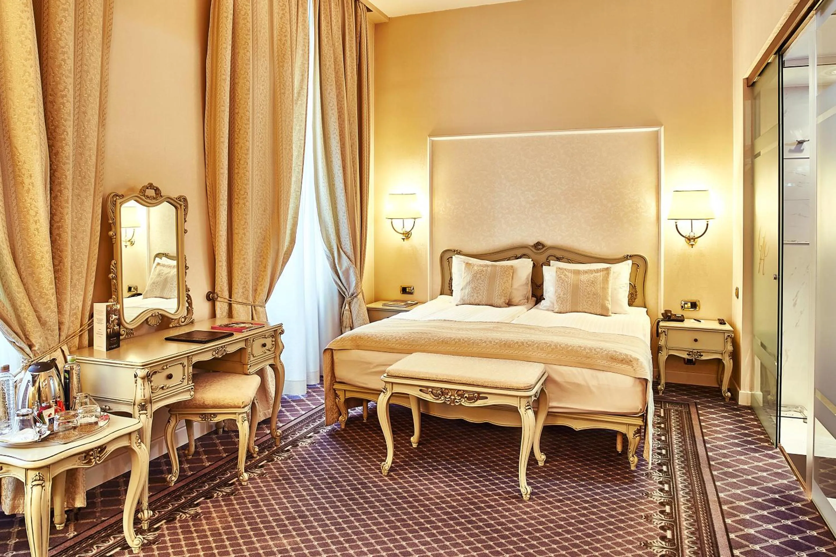 Photo of the whole room, Bed in Grand Hotel Continental Bucuresti