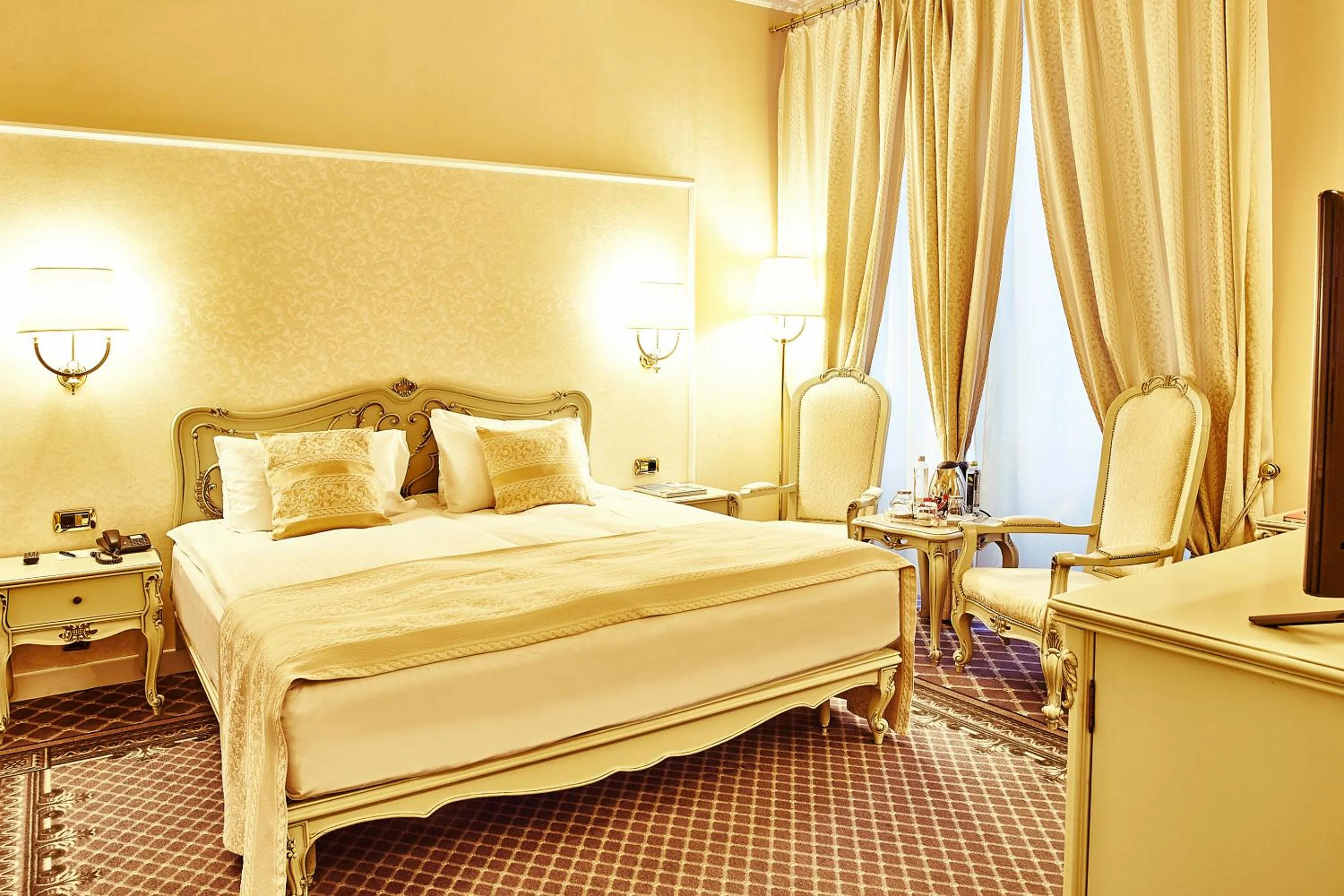 Photo of the whole room, Bed in Grand Hotel Continental Bucuresti