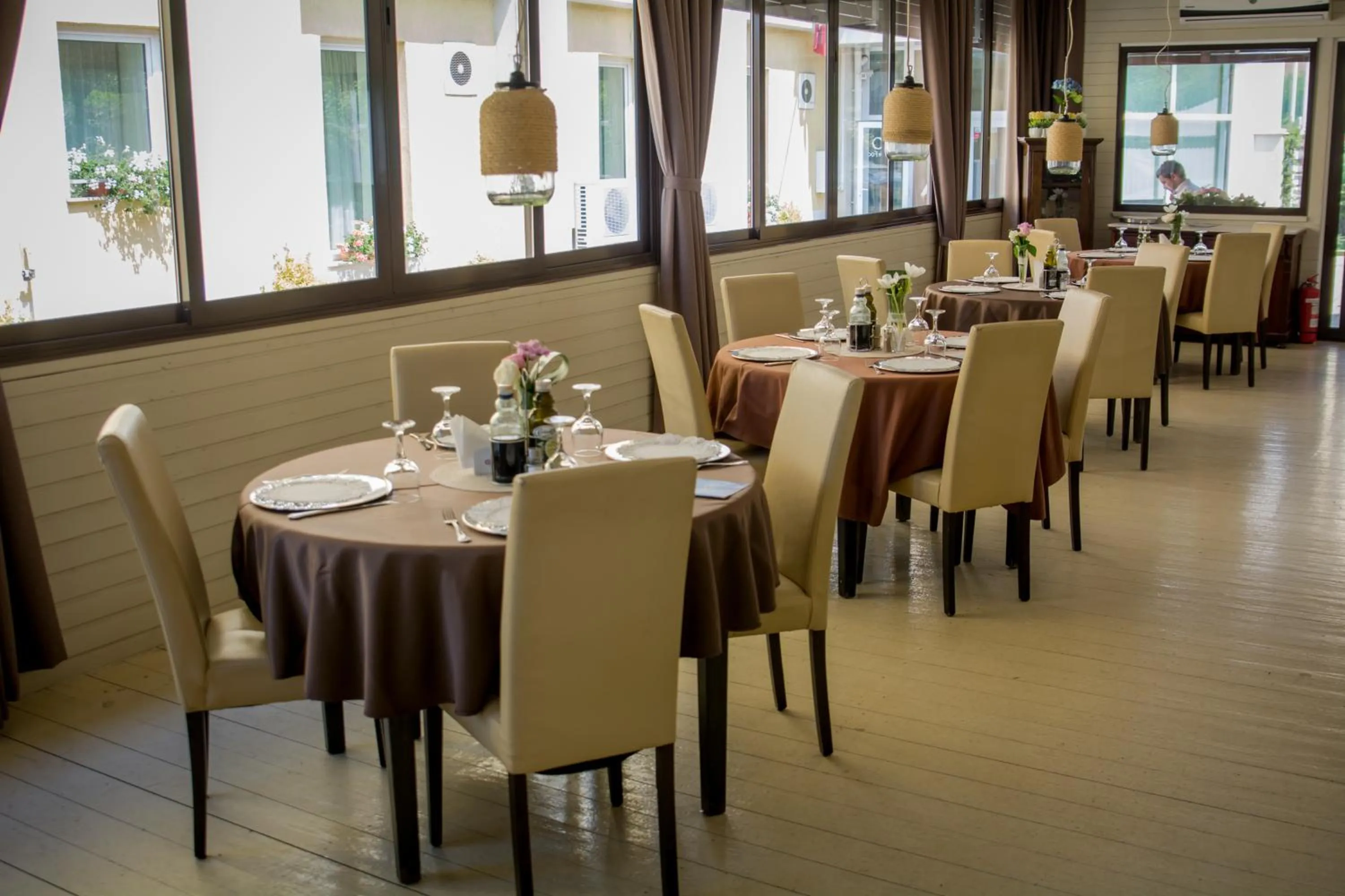 Restaurant/places to eat in Hotel Pacific