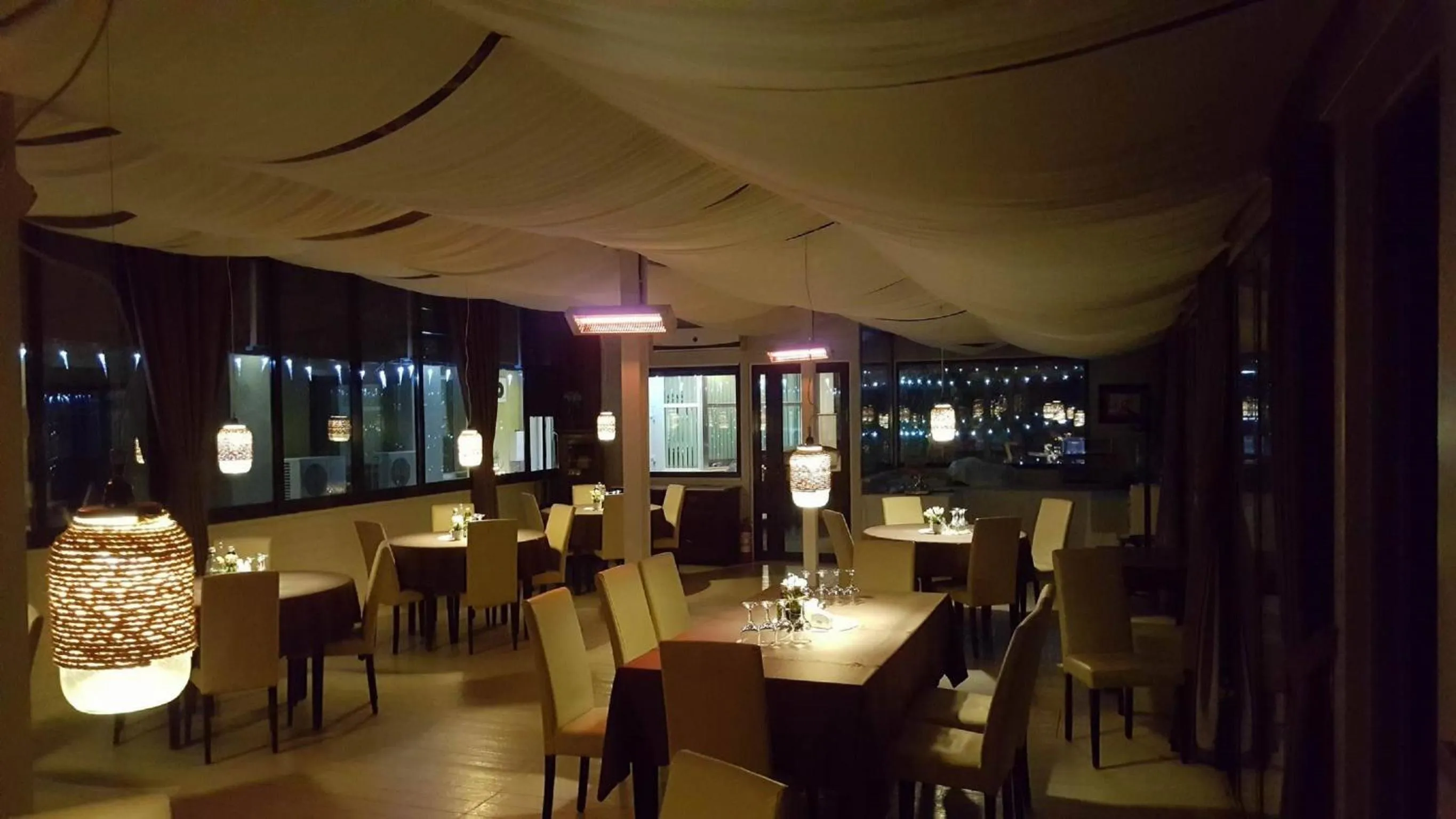 Restaurant/places to eat in Hotel Pacific